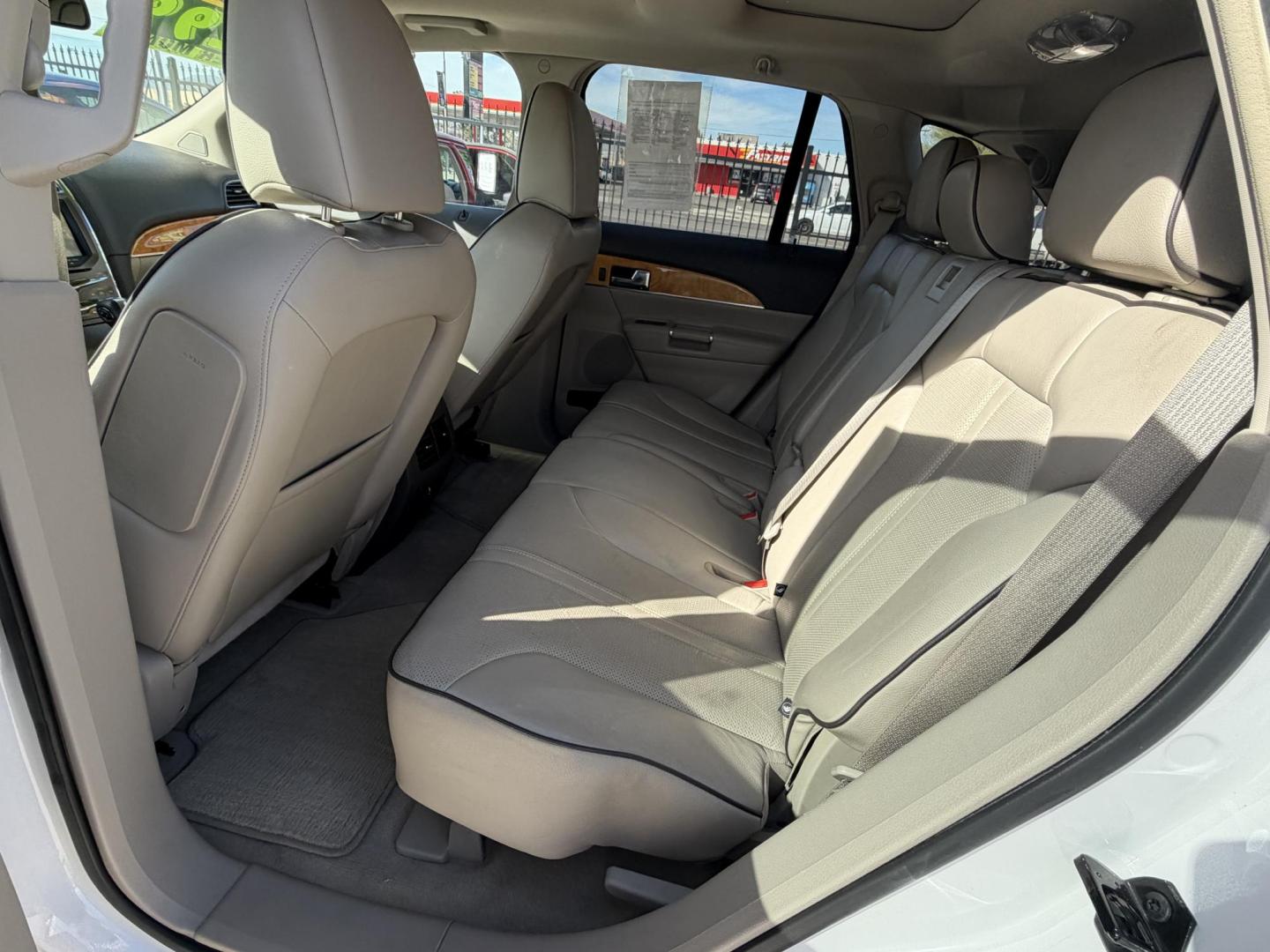 2011 White Lincoln MKX FWD (2LMDJ6JK9BB) with an 3.7L V6 DOHC 24V engine, 6-Speed Automatic transmission, located at 2190 Hwy 95, Bullhead City, AZ, 86442, (928) 704-0060, 0.000000, 0.000000 - Photo#7