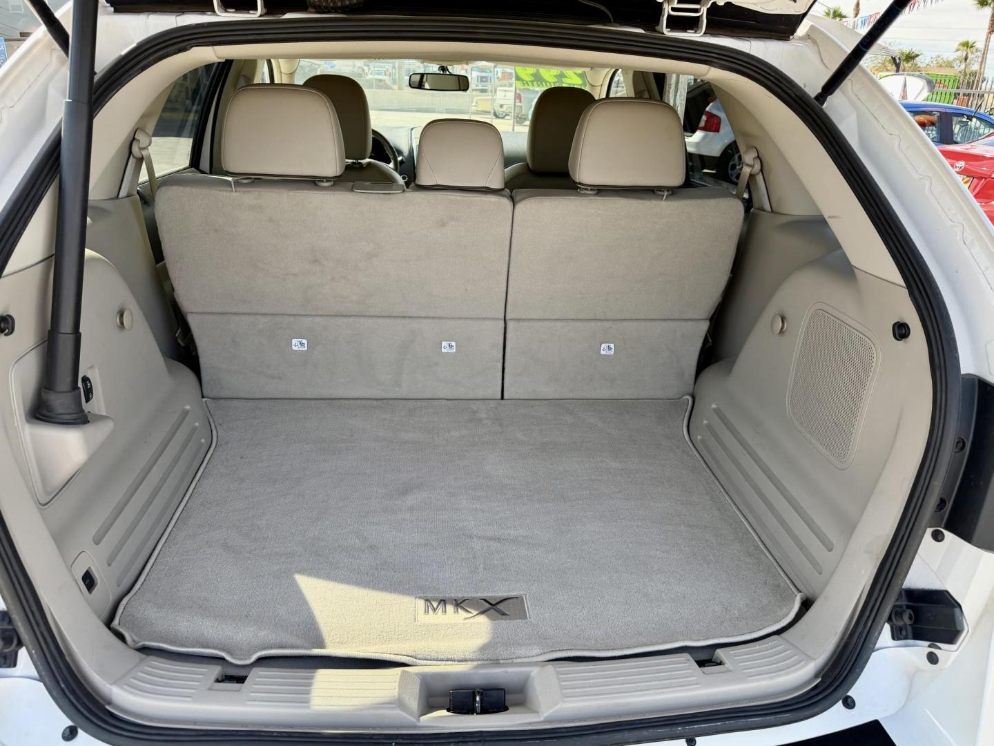 2011 White Lincoln MKX FWD (2LMDJ6JK9BB) with an 3.7L V6 DOHC 24V engine, 6-Speed Automatic transmission, located at 2190 Hwy 95, Bullhead City, AZ, 86442, (928) 704-0060, 0.000000, 0.000000 - Photo#10