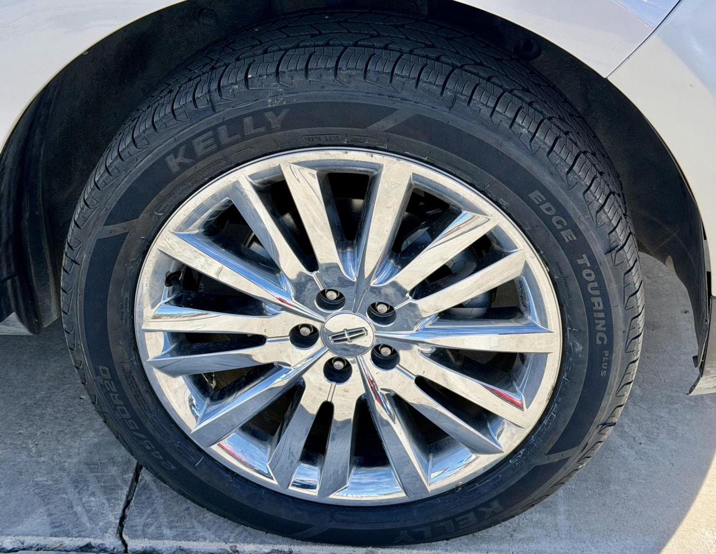 2011 White Lincoln MKX FWD (2LMDJ6JK9BB) with an 3.7L V6 DOHC 24V engine, 6-Speed Automatic transmission, located at 2190 Hwy 95, Bullhead City, AZ, 86442, (928) 704-0060, 0.000000, 0.000000 - Photo#11