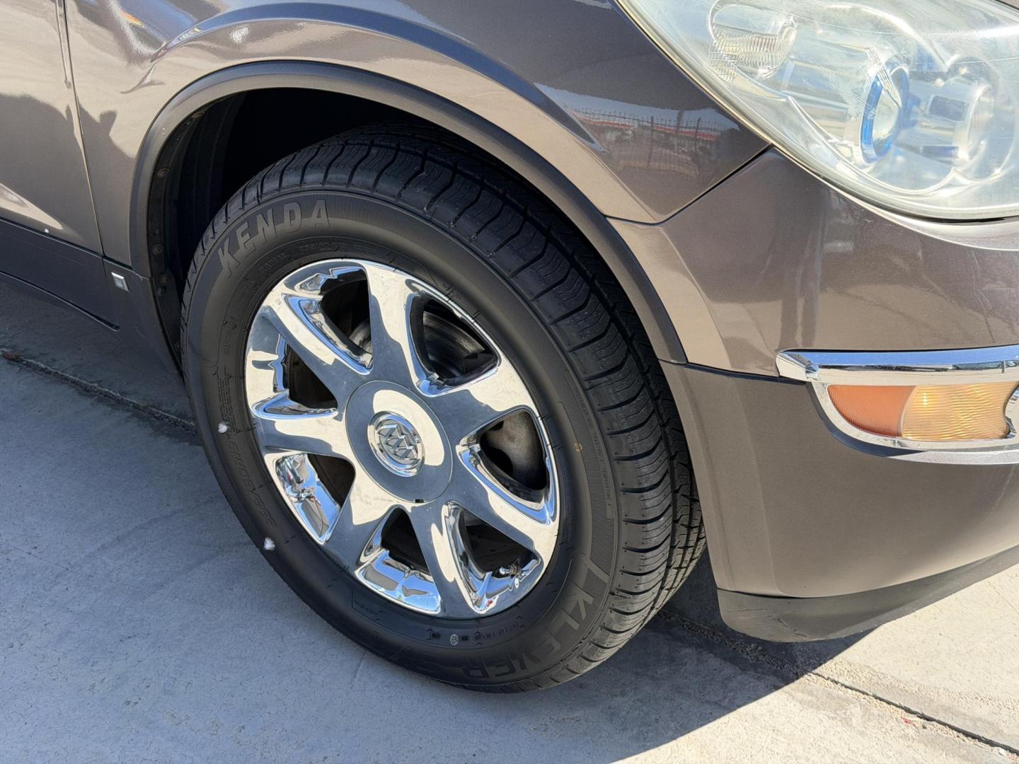 2008 Gold metallic Buick Enclave CXL , located at 2190 Hwy 95, Bullhead City, AZ, 86442, (928) 704-0060, 0.000000, 0.000000 - Photo#4