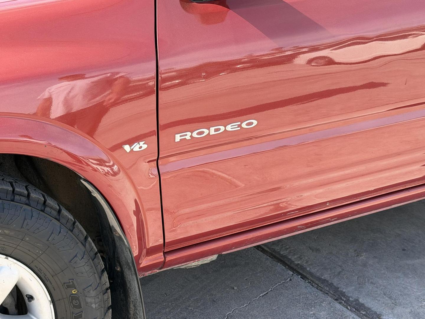 2000 Orange metallic /Grey Isuzu Rodeo LS , located at 2190 Hwy 95, Bullhead City, AZ, 86442, (928) 704-0060, 0.000000, 0.000000 - 2000 Isuzu rodeo . S . 3.2 v6 automatic , power windows locks cold ac . 4 wheel drive . In house financing available - Photo#2