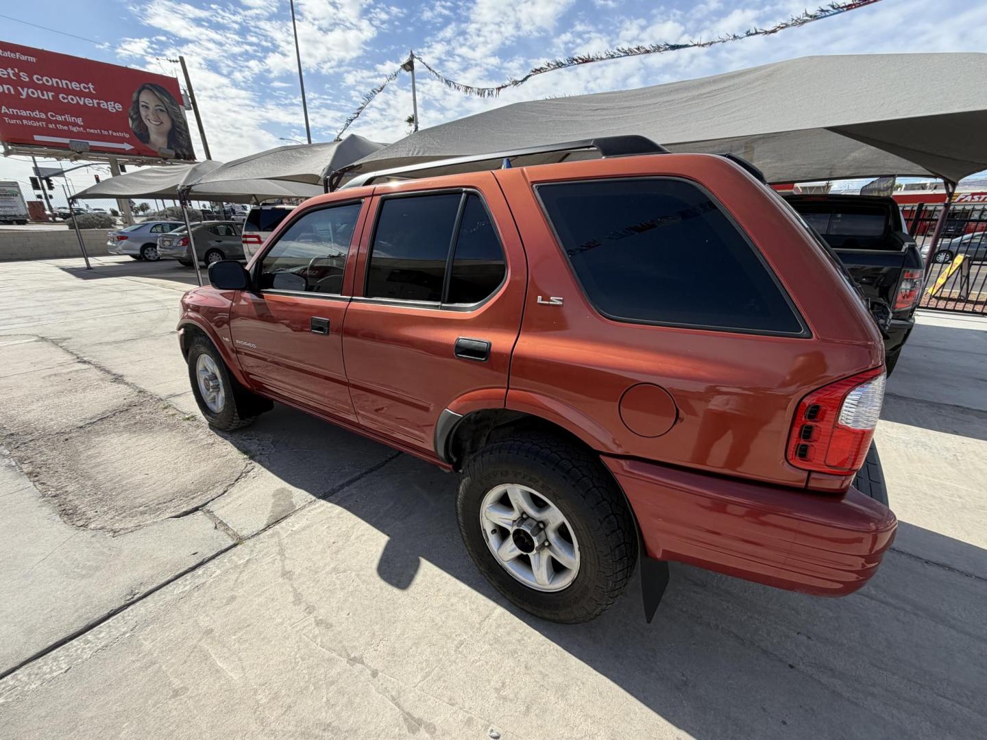 2000 Orange metallic /Grey Isuzu Rodeo LS , located at 2190 Hwy 95, Bullhead City, AZ, 86442, (928) 704-0060, 0.000000, 0.000000 - 2000 Isuzu rodeo . S . 3.2 v6 automatic , power windows locks cold ac . 4 wheel drive . In house financing available - Photo#1