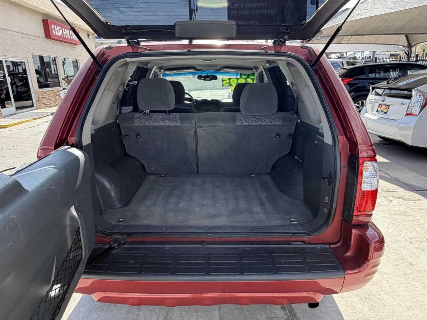 2000 Orange metallic /Grey Isuzu Rodeo LS , located at 2190 Hwy 95, Bullhead City, AZ, 86442, (928) 704-0060, 0.000000, 0.000000 - 2000 Isuzu rodeo . S . 3.2 v6 automatic , power windows locks cold ac . 4 wheel drive . In house financing available - Photo#3