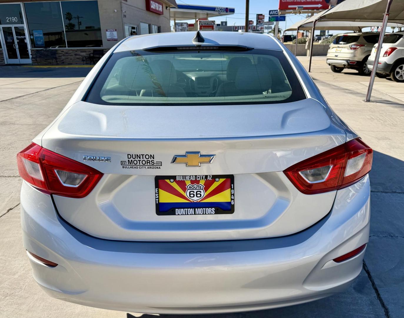 2017 Silver Chevrolet Cruze LS Manual (1G1BB5SM3H7) with an 1.4L L4 DOHC 16V TURBO engine, 6M transmission, located at 2190 Hwy 95, Bullhead City, AZ, 86442, (928) 704-0060, 0.000000, 0.000000 - 2017 Chevrolet Cruze . 1 owner . Clean CARFAX . We finance . Warranty included - Photo#2