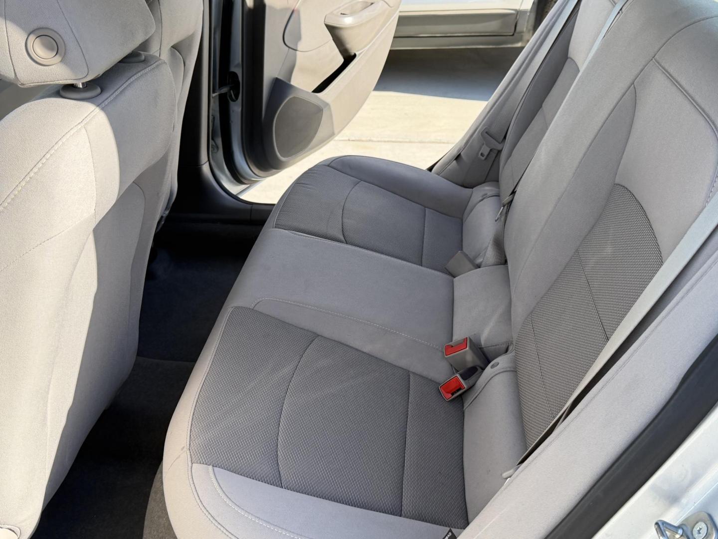 2017 Silver Chevrolet Cruze LS Manual (1G1BB5SM3H7) with an 1.4L L4 DOHC 16V TURBO engine, 6M transmission, located at 2190 Hwy 95, Bullhead City, AZ, 86442, (928) 704-0060, 0.000000, 0.000000 - 2017 Chevrolet Cruze . 1 owner . Clean CARFAX . We finance . Warranty included - Photo#6