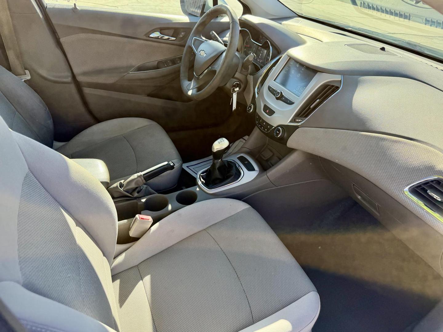 2017 Silver Chevrolet Cruze LS Manual (1G1BB5SM3H7) with an 1.4L L4 DOHC 16V TURBO engine, 6M transmission, located at 2190 Hwy 95, Bullhead City, AZ, 86442, (928) 704-0060, 0.000000, 0.000000 - 2017 Chevrolet Cruze . 1 owner . Clean CARFAX . We finance . Warranty included - Photo#4