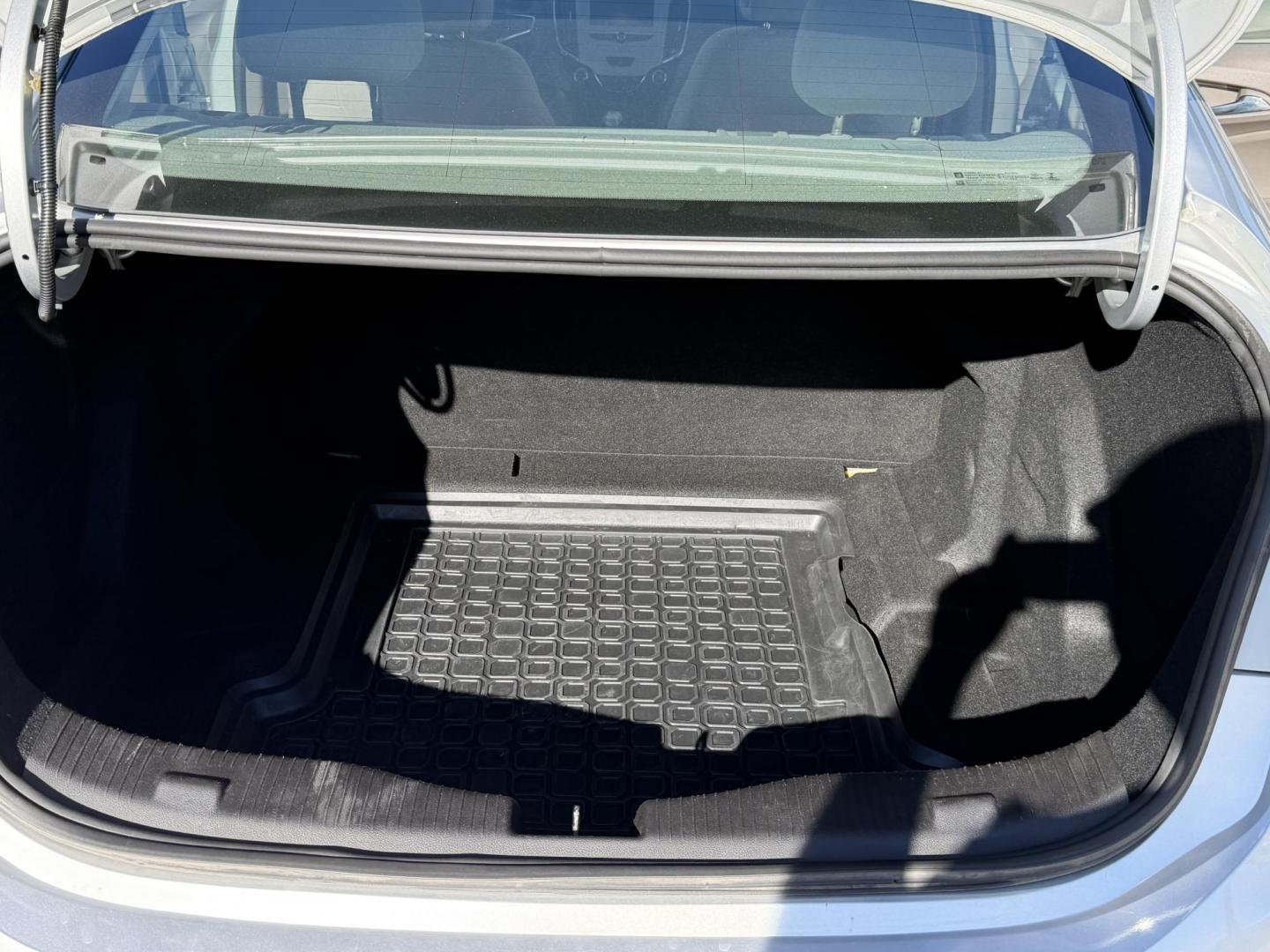 2017 Silver Chevrolet Cruze LS Manual (1G1BB5SM3H7) with an 1.4L L4 DOHC 16V TURBO engine, 6M transmission, located at 2190 Hwy 95, Bullhead City, AZ, 86442, (928) 704-0060, 0.000000, 0.000000 - 2017 Chevrolet Cruze . 1 owner . Clean CARFAX . We finance . Warranty included - Photo#7