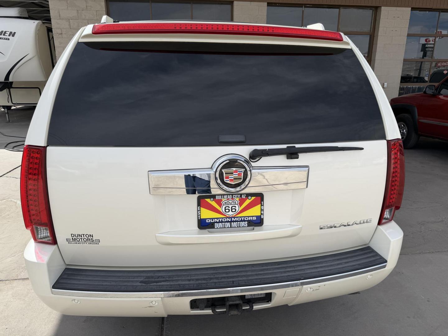 2008 White Cadillac Escalade 2WD (1GYEC63868R) with an 6.2L V8 OHV 16V engine, 6-Speed Automatic Overdrive transmission, located at 2190 Hwy 95, Bullhead City, AZ, 86442, (928) 704-0060, 0.000000, 0.000000 - 2008 Cadillac Escalade. * 1 owner. 3rd row seating. Leather loaded, Moonroof. tow package. top of the line 1 owner. . Michelin tires. financing available. Free carfax Free warranty. - Photo#3