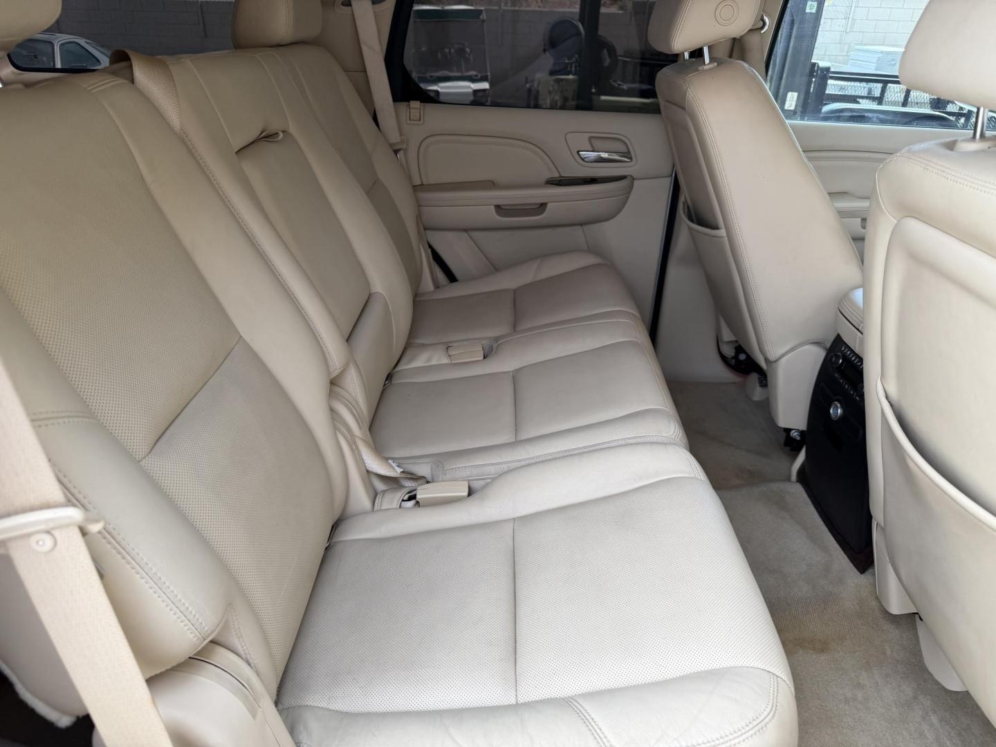 2008 White Cadillac Escalade 2WD (1GYEC63868R) with an 6.2L V8 OHV 16V engine, 6-Speed Automatic Overdrive transmission, located at 2190 Hwy 95, Bullhead City, AZ, 86442, (928) 704-0060, 0.000000, 0.000000 - 2008 Cadillac Escalade. * 1 owner. 3rd row seating. Leather loaded, Moonroof. tow package. top of the line 1 owner. . Michelin tires. financing available. Free carfax Free warranty. - Photo#4