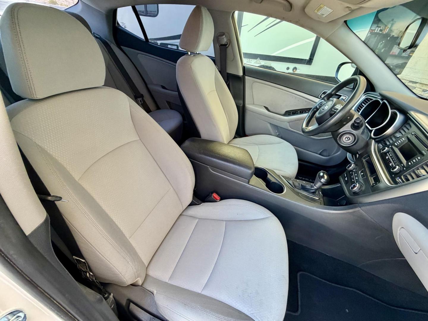 2015 White Kia Optima LX (KNAGM4A75F5) with an 2.4L L4 DOHC 16V engine, 6-Speed Automatic transmission, located at 2190 Hwy 95, Bullhead City, AZ, 86442, (928) 704-0060, 0.000000, 0.000000 - Photo#9