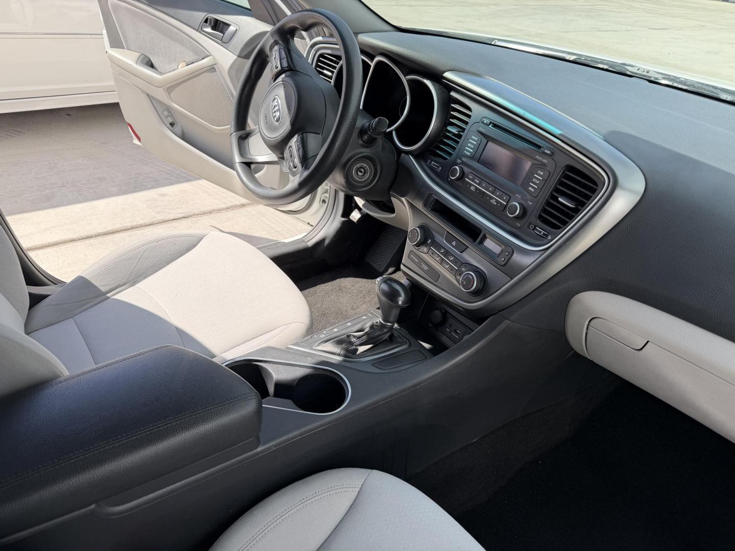 2010 White Buick Lucerne CX (1G4HA5EM7AU) with an 3.9L V6 OHV 12V engine, 4-Speed Automatic transmission, located at 2190 Hwy 95, Bullhead City, AZ, 86442, (928) 704-0060, 0.000000, 0.000000 - 1 owner. clean carfax. 2010 buick Lucerne 3.9 V6. we finance. warranty. new engine installed from buick. new engine only has 20k miles on it. - Photo#8