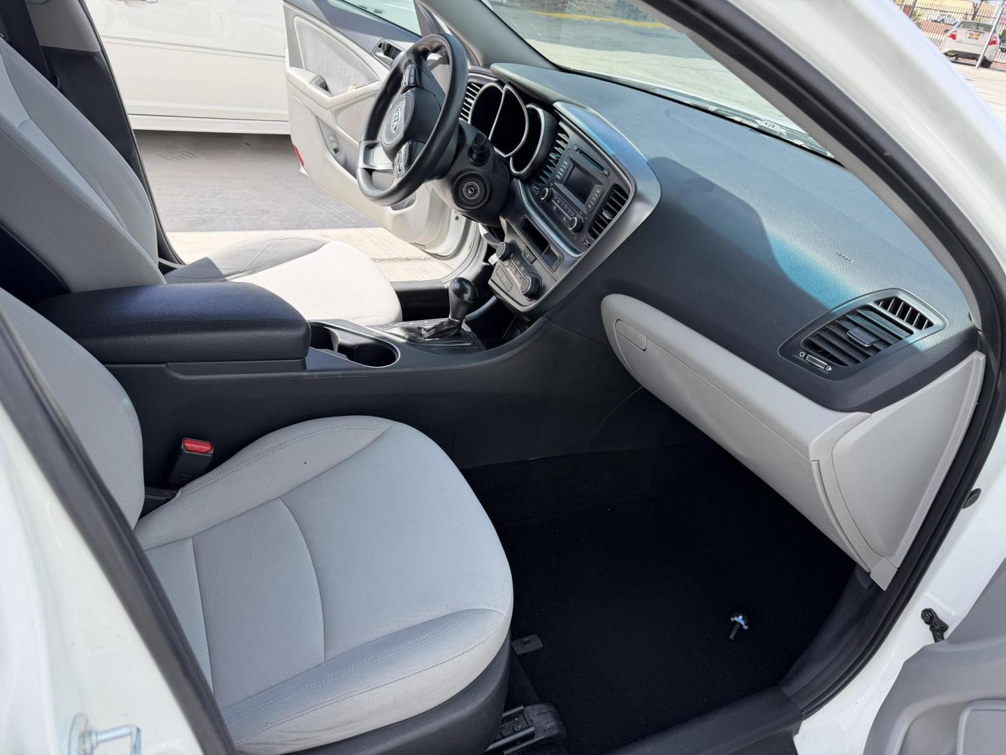 2010 White Buick Lucerne CX (1G4HA5EM7AU) with an 3.9L V6 OHV 12V engine, 4-Speed Automatic transmission, located at 2190 Hwy 95, Bullhead City, AZ, 86442, (928) 704-0060, 0.000000, 0.000000 - 1 owner. clean carfax. 2010 buick Lucerne 3.9 V6. we finance. warranty. new engine installed from buick. new engine only has 20k miles on it. - Photo#9