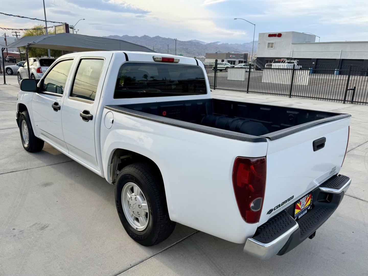2006 White Chevrolet Colorado LT1 Crew Cab 2WD (1GCCS138268) with an 2.8L L4 DOHC 16V engine, 4-Speed Automatic Overdrive transmission, located at 2190 Hwy 95, Bullhead City, AZ, 86442, (928) 704-0060, 0.000000, 0.000000 - coming soon !!!!! in the middle of servicing and detailing. Brand new tires ordered. great running little truck. lots of new parts. ice cold a/c. free warranty. In house financing available. - Photo#5