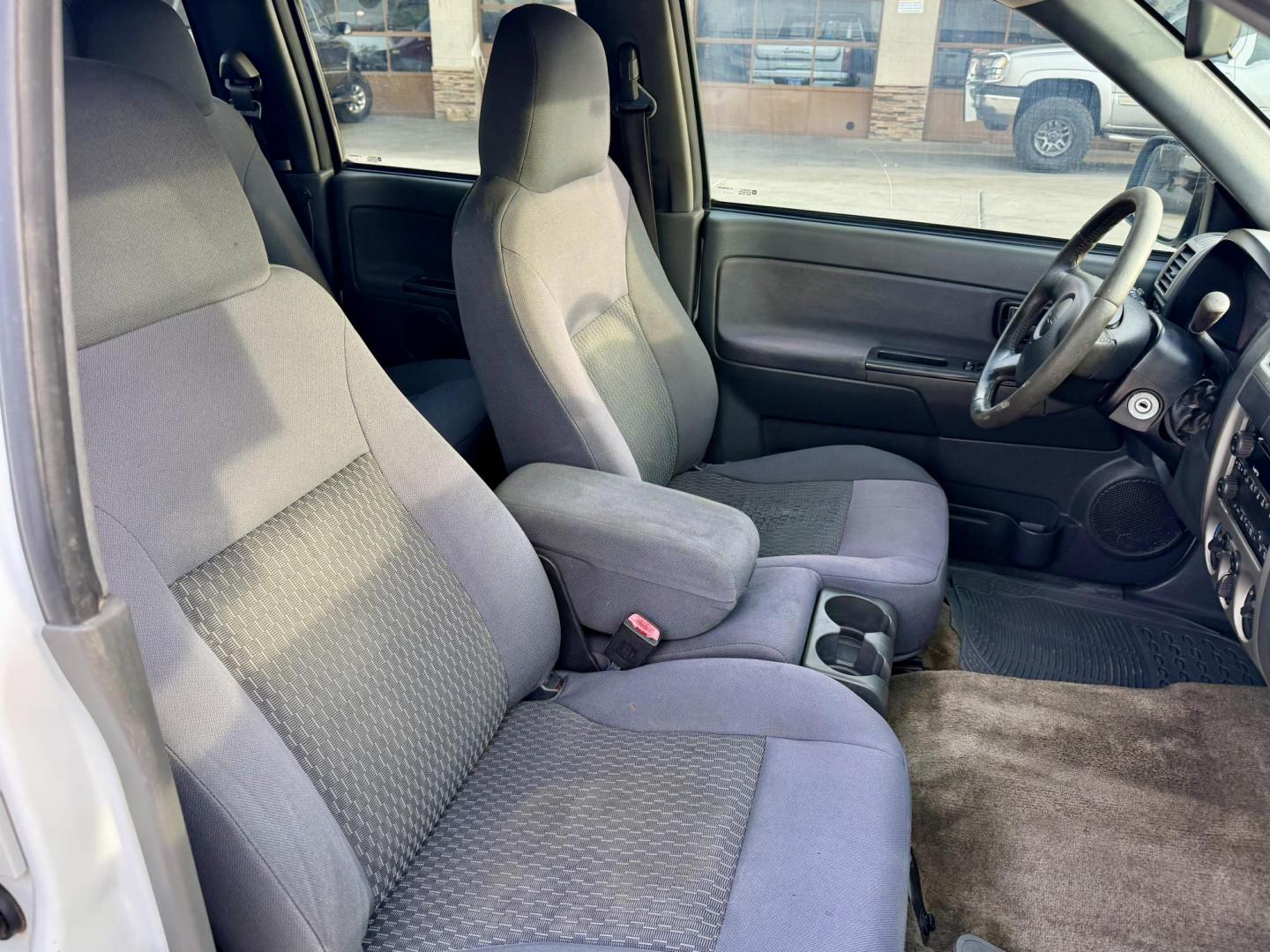 2006 White Chevrolet Colorado LT1 Crew Cab 2WD (1GCCS138268) with an 2.8L L4 DOHC 16V engine, 4-Speed Automatic Overdrive transmission, located at 2190 Hwy 95, Bullhead City, AZ, 86442, (928) 704-0060, 0.000000, 0.000000 - coming soon !!!!! in the middle of servicing and detailing. Brand new tires ordered. great running little truck. lots of new parts. ice cold a/c. free warranty. In house financing available. - Photo#7