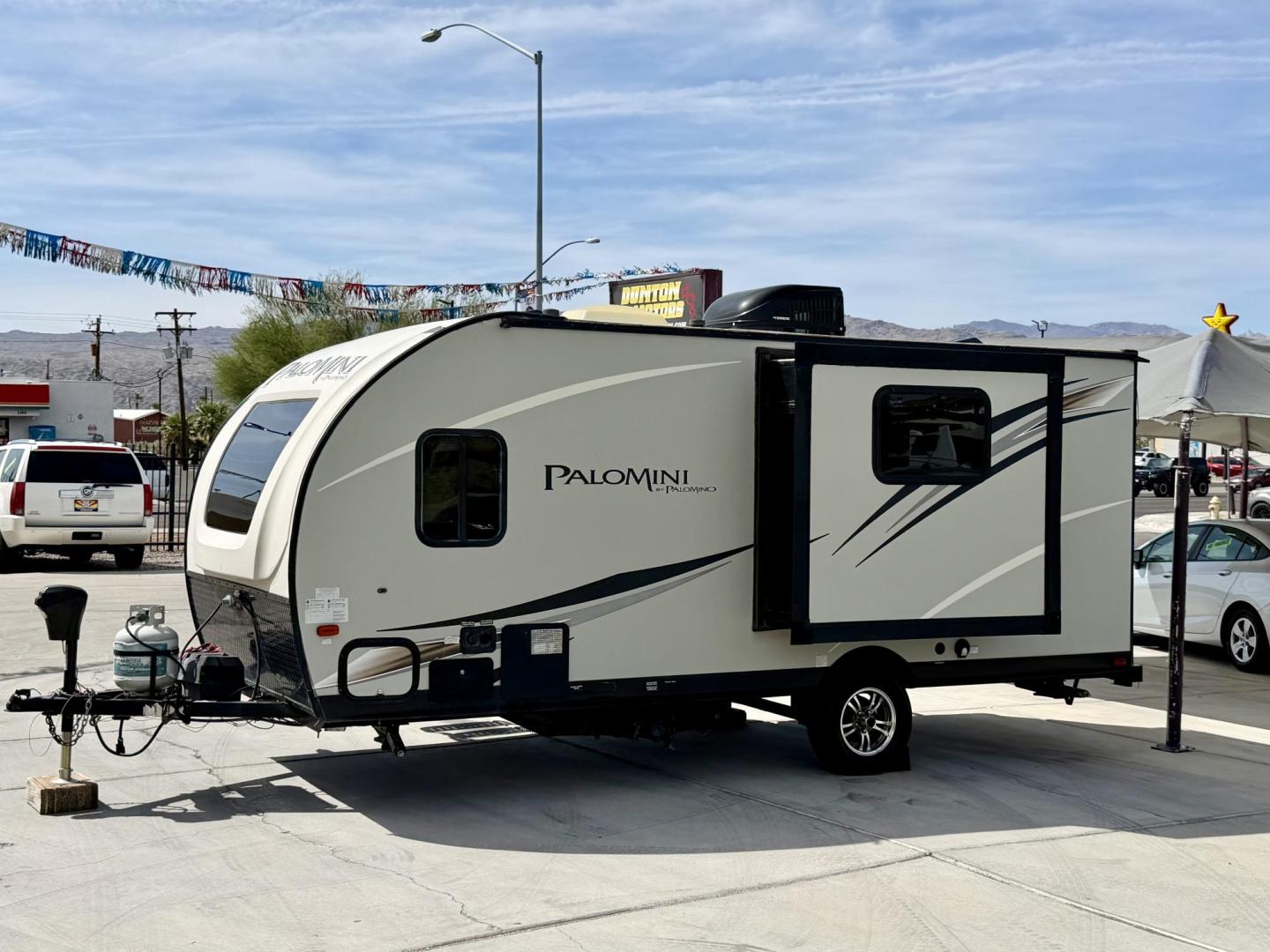 2018 Palomino 179 BHS - (4X4TPAT14JN) , located at 2190 Hwy 95, Bullhead City, AZ, 86442, (928) 704-0060, 0.000000, 0.000000 - 2018 Palomino 179 BHS travel trailer. 21ft total length. half ton towable. has sway bars included. single slide out. ac, heater refrigerator. perfect size. On consignment, free and clear title. - Photo#5