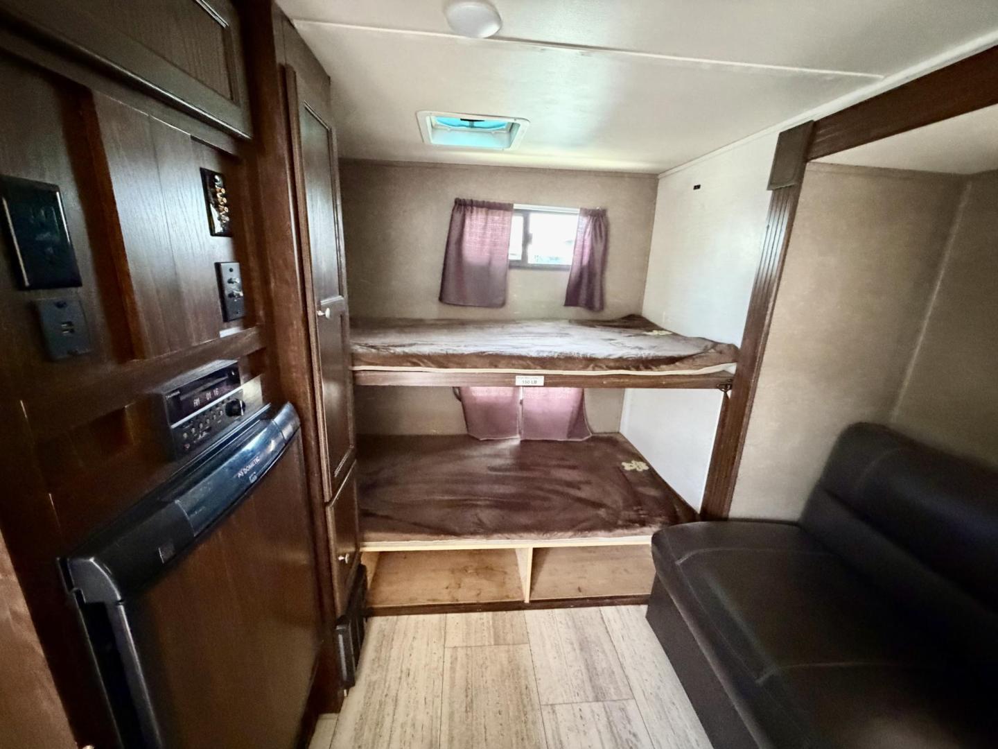 2018 Palomino 179 BHS - (4X4TPAT14JN) , located at 2190 Hwy 95, Bullhead City, AZ, 86442, (928) 704-0060, 0.000000, 0.000000 - 2018 Palomino 179 BHS travel trailer. 21ft total length. half ton towable. has sway bars included. single slide out. ac, heater refrigerator. perfect size. On consignment, free and clear title. - Photo#9