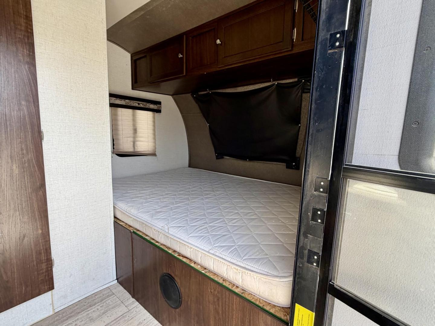2018 Palomino 179 BHS - (4X4TPAT14JN) , located at 2190 Hwy 95, Bullhead City, AZ, 86442, (928) 704-0060, 0.000000, 0.000000 - 2018 Palomino 179 BHS travel trailer. 21ft total length. half ton towable. has sway bars included. single slide out. ac, heater refrigerator. perfect size. On consignment, free and clear title. - Photo#8