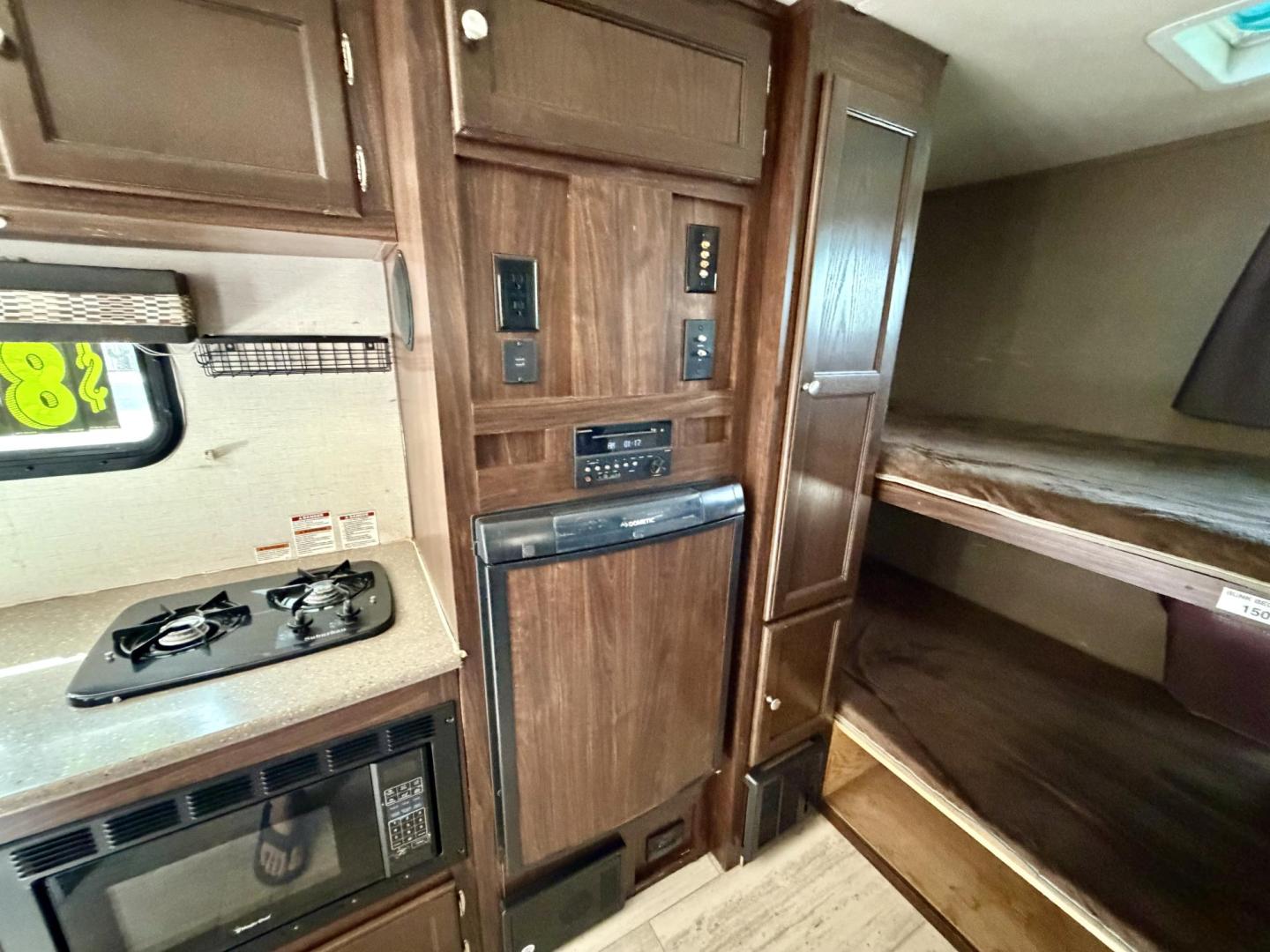 2018 Palomino 179 BHS - (4X4TPAT14JN) , located at 2190 Hwy 95, Bullhead City, AZ, 86442, (928) 704-0060, 0.000000, 0.000000 - 2018 Palomino 179 BHS travel trailer. 21ft total length. half ton towable. has sway bars included. single slide out. ac, heater refrigerator. perfect size. On consignment, free and clear title. - Photo#14