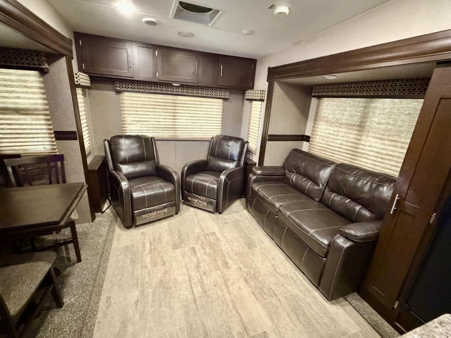 2018 White kz Sportsmen 293 RL , located at 2190 Hwy 95, Bullhead City, AZ, 86442, (928) 704-0060, 0.000000, 0.000000 - On consignment. 2018 KZ sportsmen 293 RL. 32ft 5th wheel. 1 owner. always under carport since new. has 3 slide outs and 2 ac units. climate package. tv dvd, bluetooth. led lighting inside and out. new tires in 2025. just serviced w receipt. in excellent shape. sleeps 4. has electric fireplace. queen - Photo#30