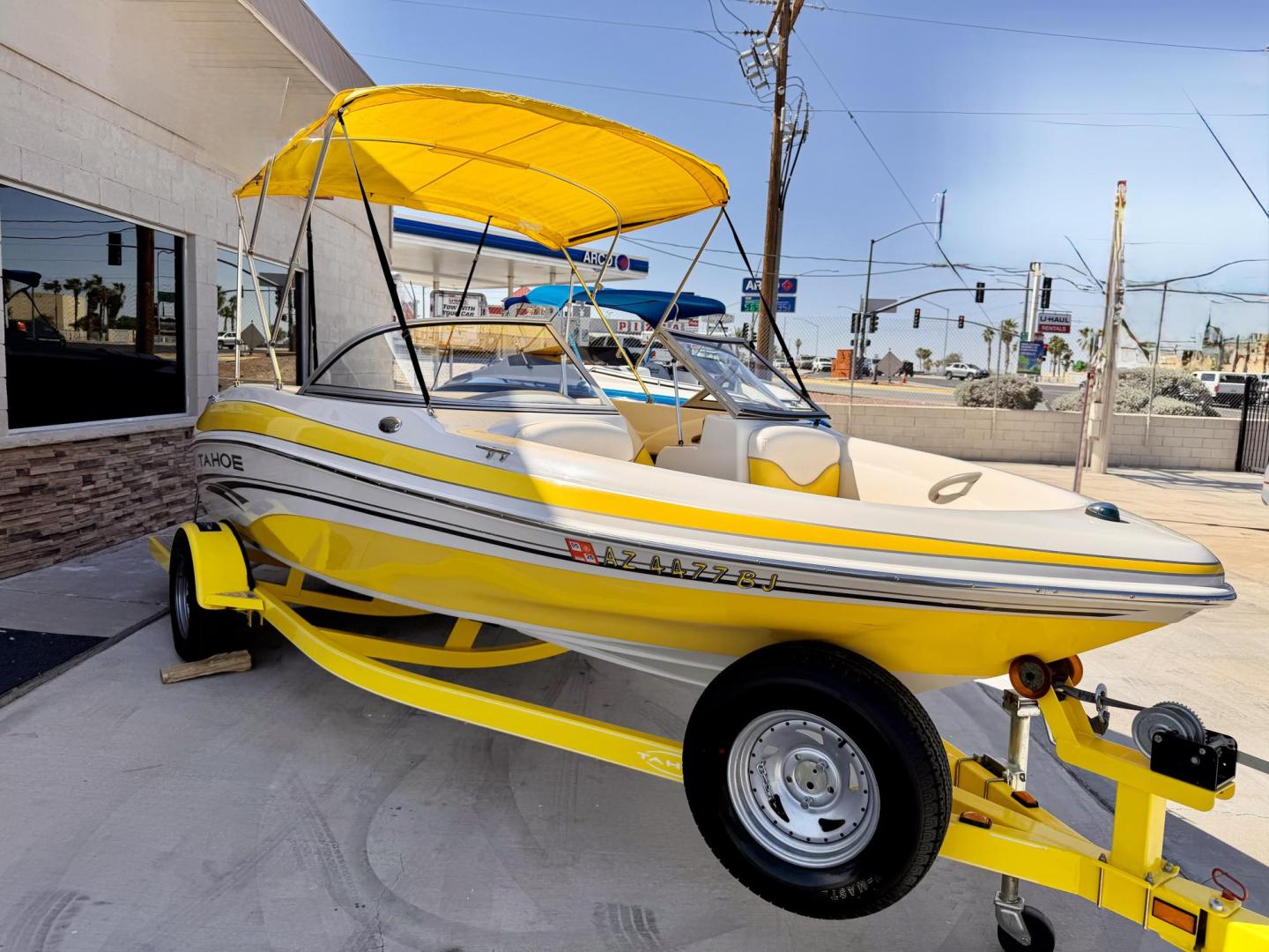 2005 Yellow Tahoe Q4 , located at 2190 Hwy 95, Bullhead City, AZ, 86442, (928) 704-0060, 0.000000, 0.000000 - Super clean 1 owner Tahoe boat . Q 4 model . Only only 80 hours - Photo#2