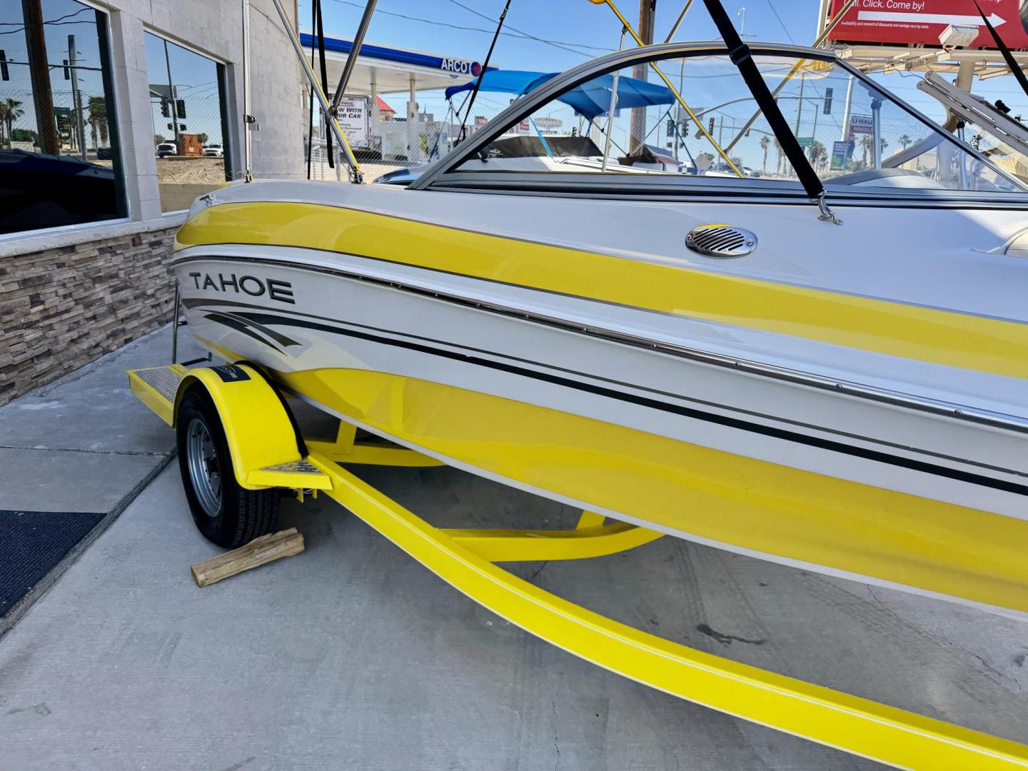 2005 Yellow Tahoe Q4 , located at 2190 Hwy 95, Bullhead City, AZ, 86442, (928) 704-0060, 0.000000, 0.000000 - Super clean 1 owner Tahoe boat . Q 4 model . Only only 80 hours - Photo#3