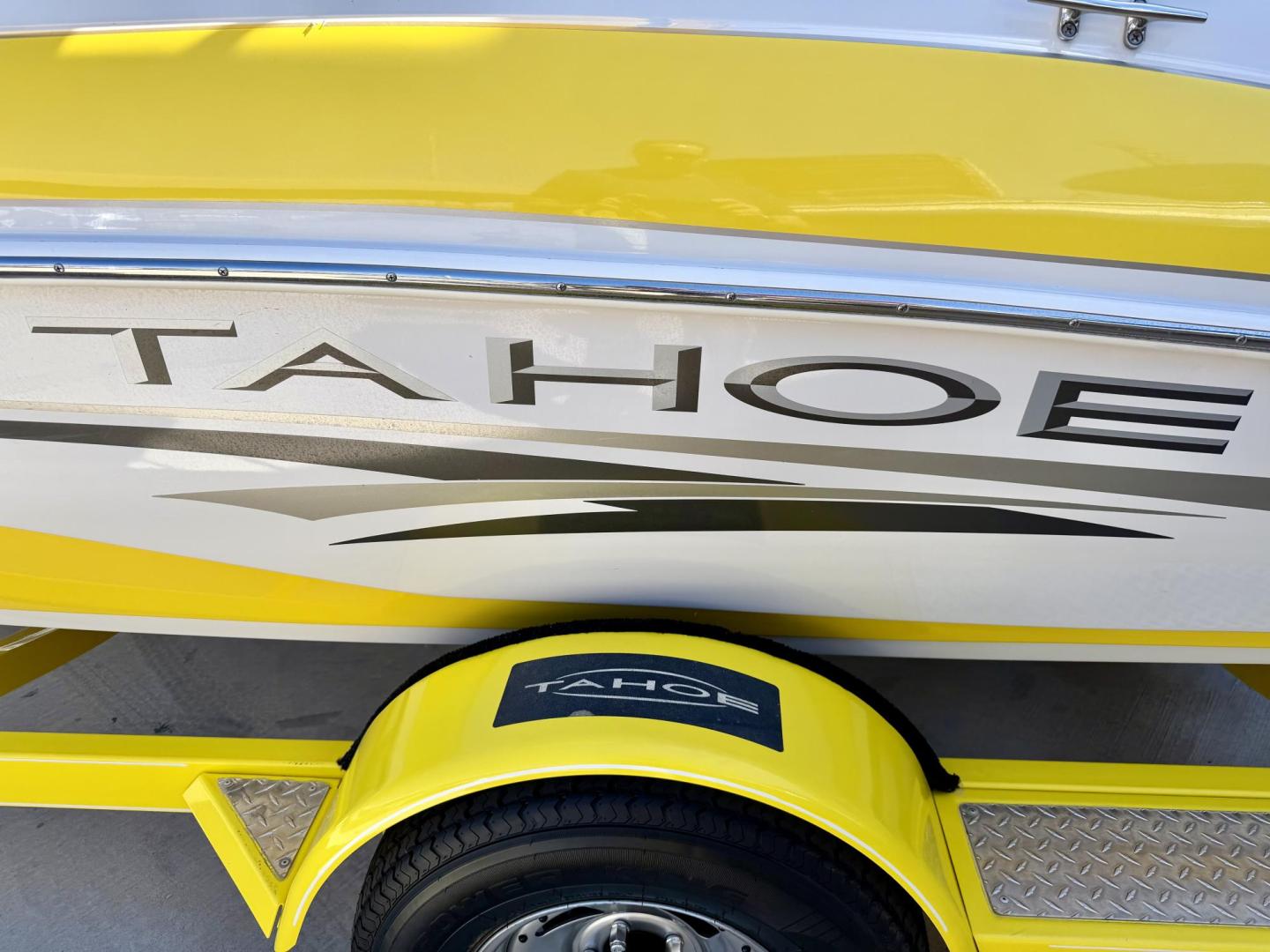 2005 Yellow Tahoe Q4 , located at 2190 Hwy 95, Bullhead City, AZ, 86442, (928) 704-0060, 0.000000, 0.000000 - Super clean 1 owner Tahoe boat . Q 4 model . Only only 80 hours - Photo#11