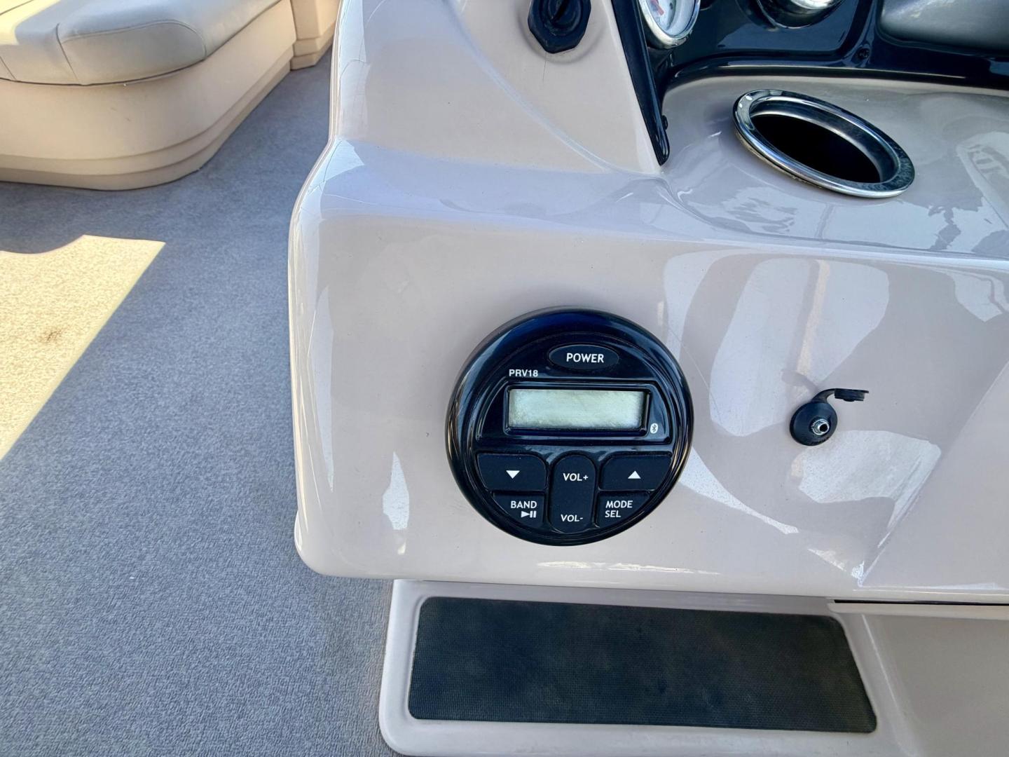 2017 White suntracker 181 Party Barge , located at 2190 Hwy 95, Bullhead City, AZ, 86442, (928) 704-0060, 0.000000, 0.000000 - 2017 Suntracker 181 Party Barge. 1 owner. Purchased brand new. only 100 hours on it. nice sized 75 4 stroke engine. double biminis. runs great. - Photo#8