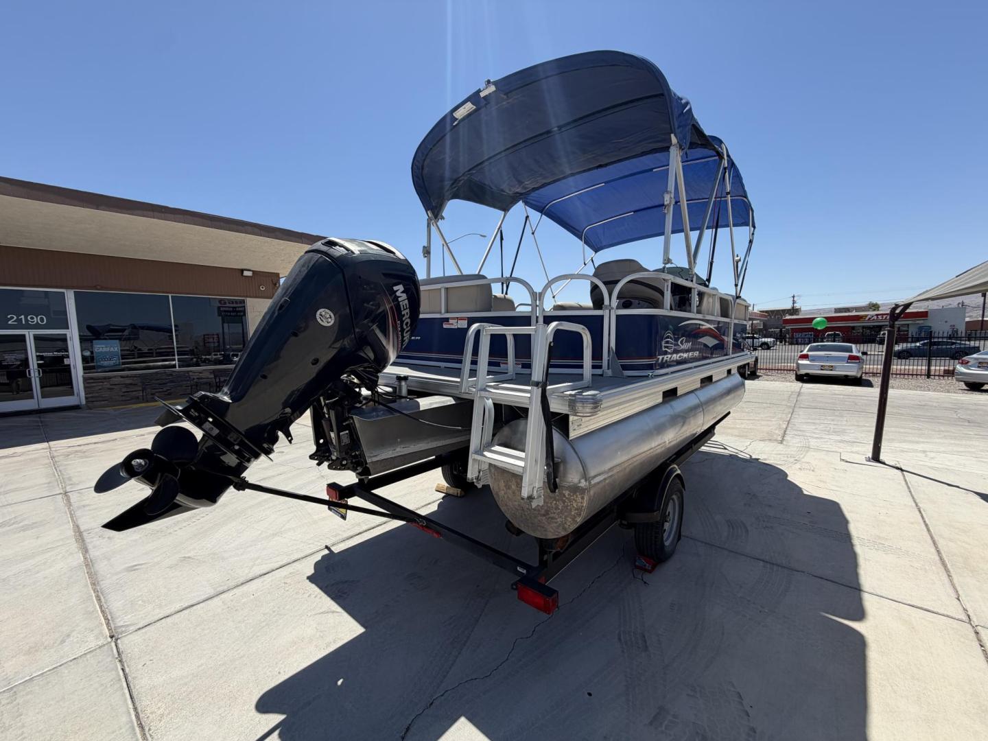 2017 White suntracker 181 Party Barge , located at 2190 Hwy 95, Bullhead City, AZ, 86442, (928) 704-0060, 0.000000, 0.000000 - 2017 Suntracker 181 Party Barge. 1 owner. Purchased brand new. only 100 hours on it. nice sized 75 4 stroke engine. double biminis. runs great. - Photo#12
