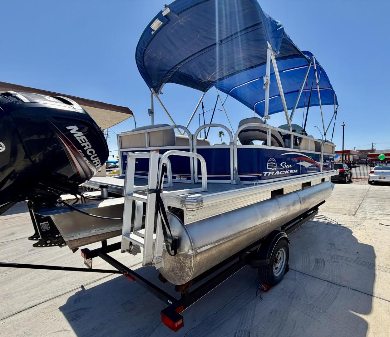 2017 White suntracker 181 Party Barge , located at 2190 Hwy 95, Bullhead City, AZ, 86442, (928) 704-0060, 0.000000, 0.000000 - 2017 Suntracker 181 Party Barge. 1 owner. Purchased brand new. only 100 hours on it. nice sized 75 4 stroke engine. double biminis. runs great. - Photo#13