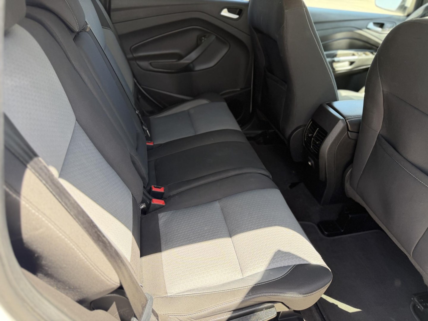 2018 White Ford Escape SE 4WD (1FMCU9GD2JU) with an 1.5L L4 DOHC 16V engine, 6A transmission, located at 2190 Hwy 95, Bullhead City, AZ, 86442, (928) 704-0060, 0.000000, 0.000000 - 2018 Ford Escape Se. 4 wheel drive. 1 owner. local Arizona car. Free carfax, free warranty. In house financing available. Runs and drives great.- Photo#8