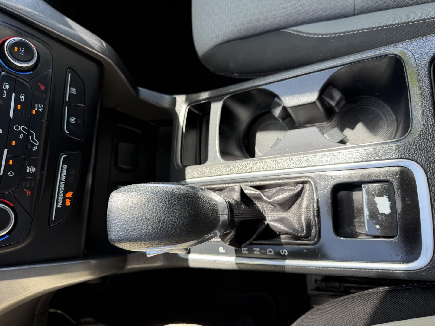 2018 White Ford Escape SE 4WD (1FMCU9GD2JU) with an 1.5L L4 DOHC 16V engine, 6A transmission, located at 2190 Hwy 95, Bullhead City, AZ, 86442, (928) 704-0060, 0.000000, 0.000000 - 2018 Ford Escape Se. 4 wheel drive. 1 owner. local Arizona car. Free carfax, free warranty. In house financing available. Runs and drives great.- Photo#7