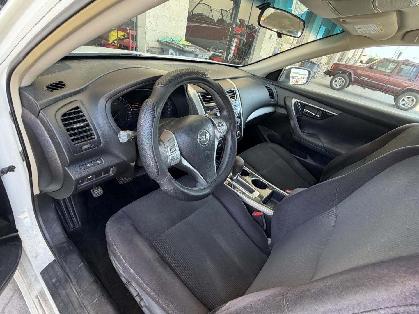 2013 White Nissan Altima 2.5 S (1N4AL3AP0DC) with an 2.5L L4 DOHC 16V engine, located at 2190 Hwy 95, Bullhead City, AZ, 86442, (928) 704-0060, 0.000000, 0.000000 - Photo#1