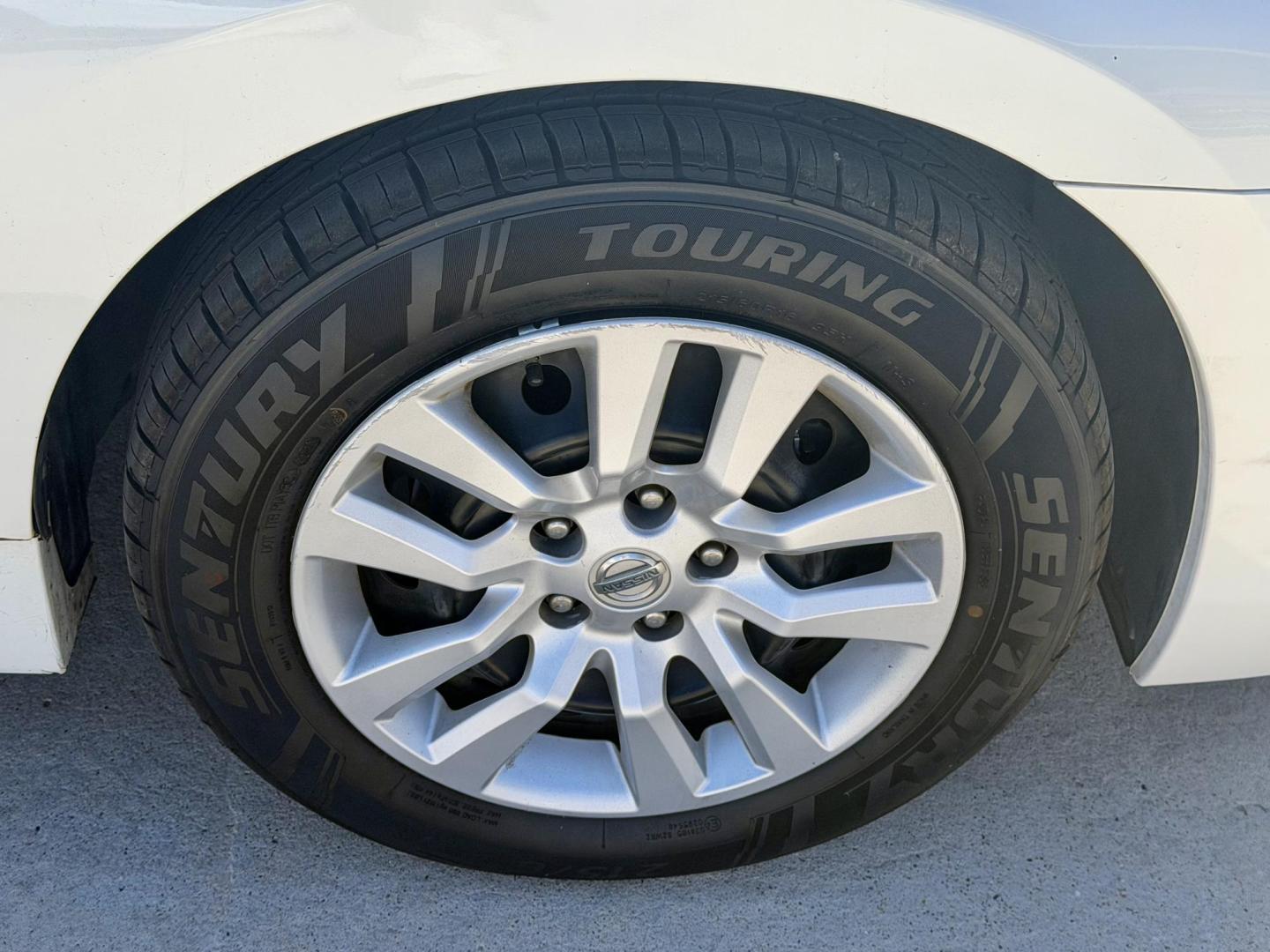 2013 White Nissan Altima 2.5 S (1N4AL3AP0DC) with an 2.5L L4 DOHC 16V engine, located at 2190 Hwy 95, Bullhead City, AZ, 86442, (928) 704-0060, 0.000000, 0.000000- Photo#5