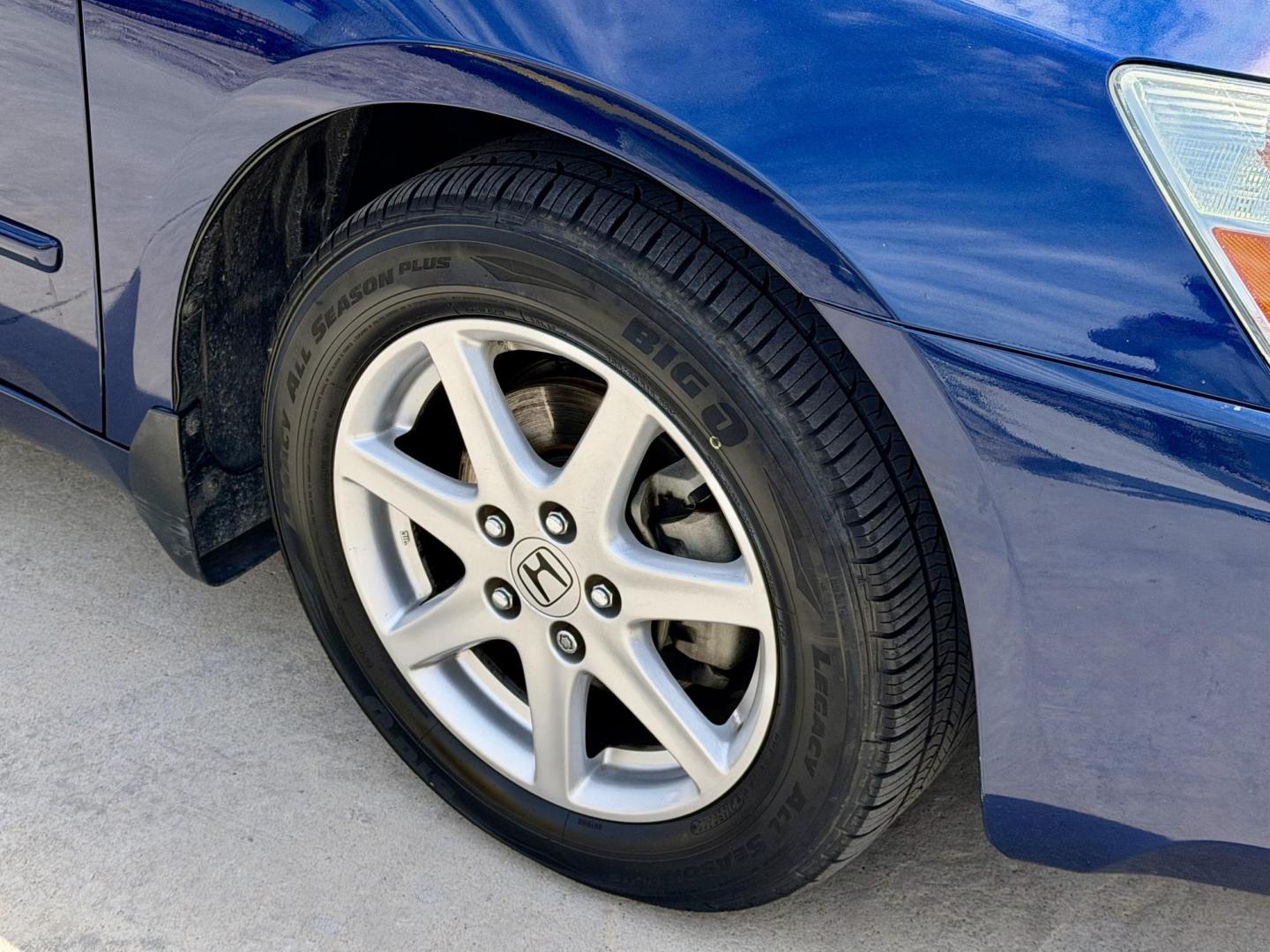 2003 Blue /black Honda Accord EX V6 sedan AT (1HGCM66543A) with an 3.0L V6 SOHC 24V engine, 5-Speed Automatic Overdrive transmission, located at 2190 Hwy 95, Bullhead City, AZ, 86442, (928) 704-0060, 0.000000, 0.000000 - leather loaded, moonroof. only 74k original miles. free carfax free warranty. runs and drives great. - Photo#3
