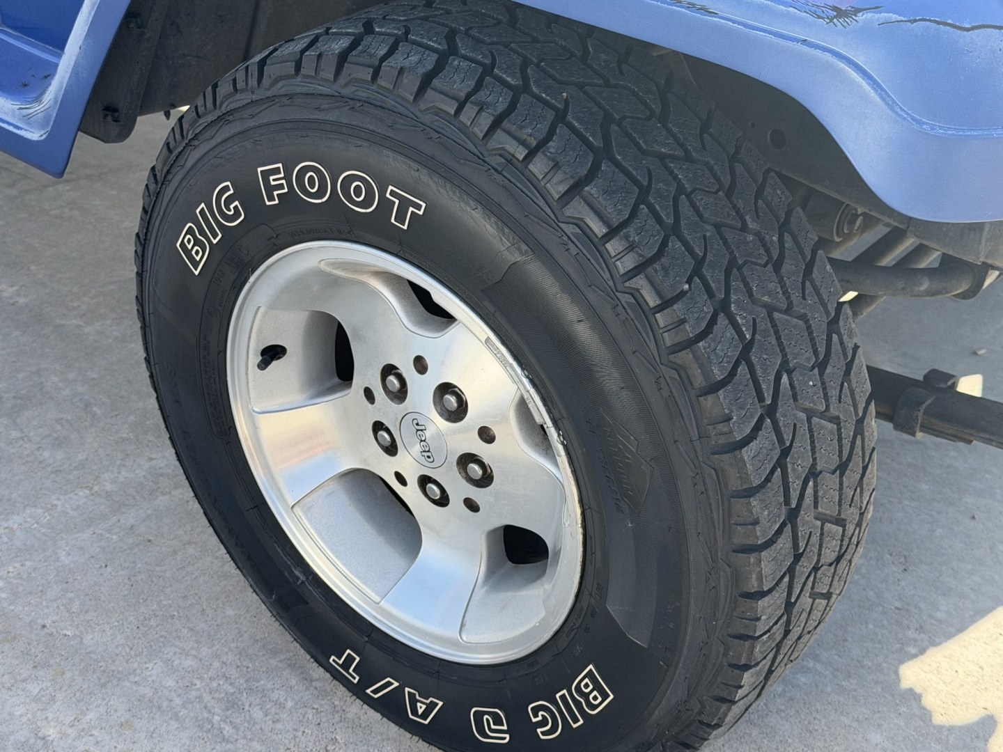 1995 Jeep Wrangler SE (1J4FY29S9SP) with an 4.0L L6 OHV 12V engine, located at 2190 Hwy 95, Bullhead City, AZ, 86442, (928) 704-0060, 0.000000, 0.000000 - 1995 jeep wrangler 6 cylinder automatic transmission 4 wheel drive. hard top with air conditioning. swing away spare tire carrier. hard top, hard doors. great running jeep. new shocks all the way around. brake pads, completely serviced. free carfax, free warranty. IN house financing available.- Photo#3