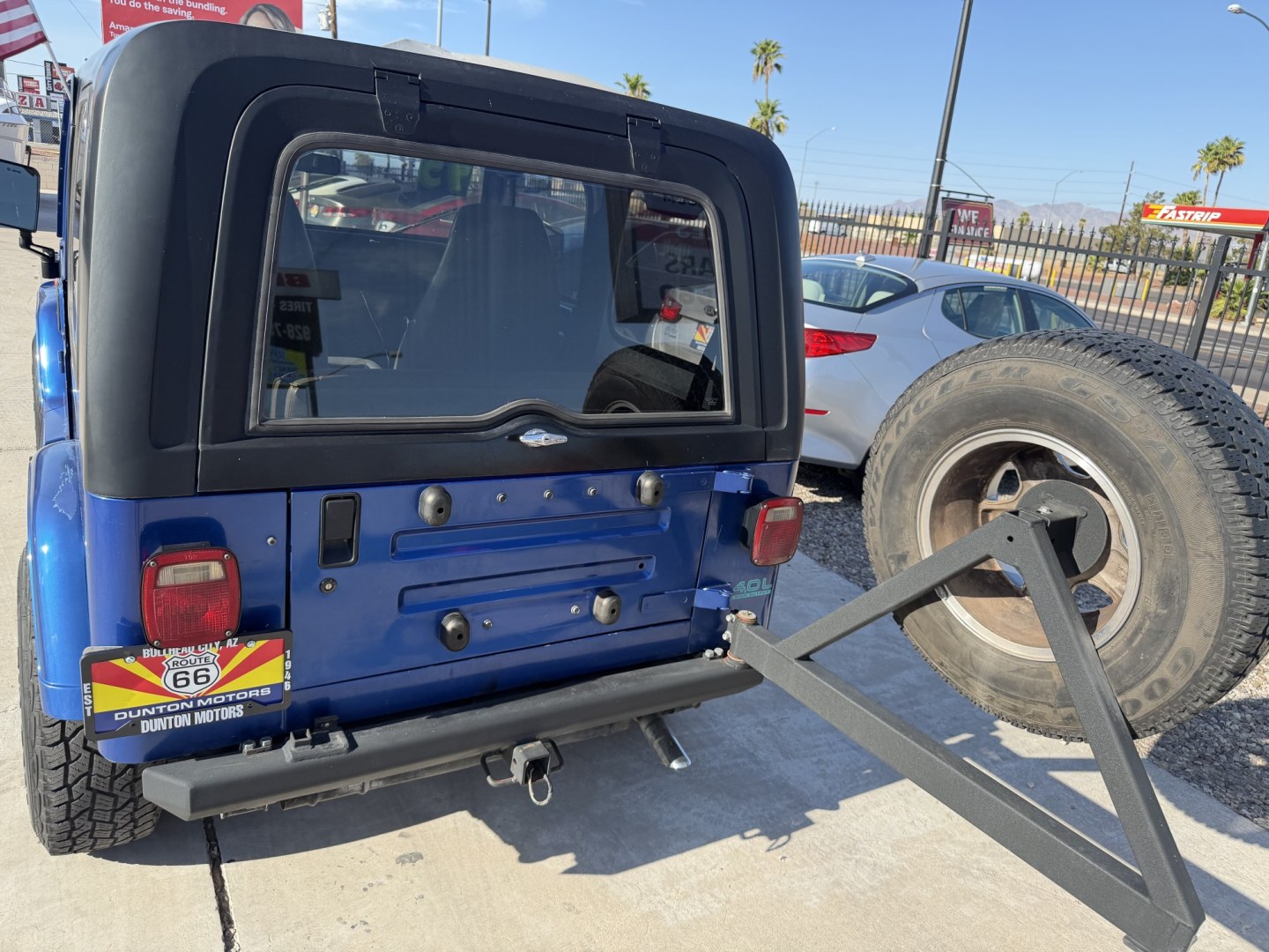 1995 Jeep Wrangler SE (1J4FY29S9SP) with an 4.0L L6 OHV 12V engine, located at 2190 Hwy 95, Bullhead City, AZ, 86442, (928) 704-0060, 0.000000, 0.000000 - 1995 jeep wrangler 6 cylinder automatic transmission 4 wheel drive. hard top with air conditioning. swing away spare tire carrier. hard top, hard doors. great running jeep. new shocks all the way around. brake pads, completely serviced. free carfax, free warranty. IN house financing available.- Photo#6