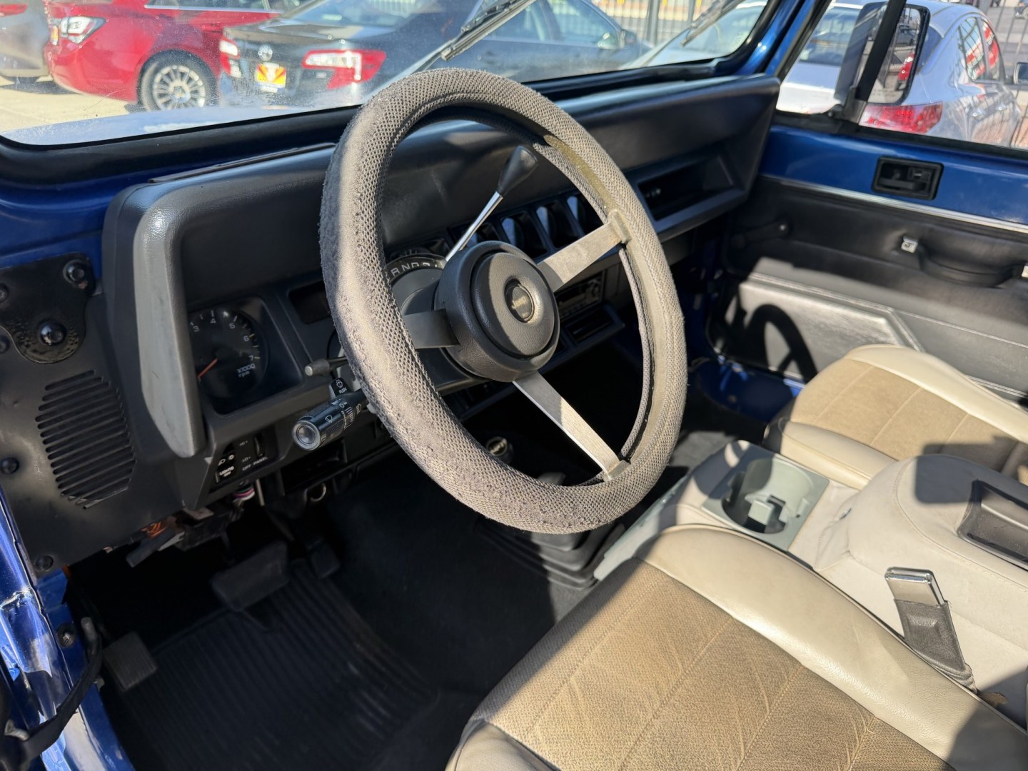 1995 Jeep Wrangler SE (1J4FY29S9SP) with an 4.0L L6 OHV 12V engine, located at 2190 Hwy 95, Bullhead City, AZ, 86442, (928) 704-0060, 0.000000, 0.000000 - 1995 jeep wrangler 6 cylinder automatic transmission 4 wheel drive. hard top with air conditioning. swing away spare tire carrier. hard top, hard doors. great running jeep. new shocks all the way around. brake pads, completely serviced. free carfax, free warranty. IN house financing available.- Photo#8