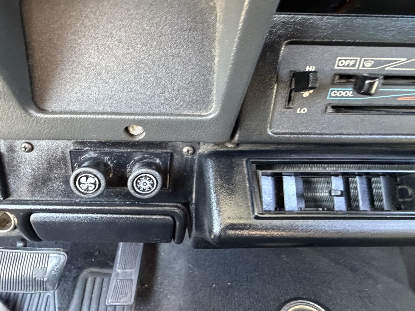 1995 Jeep Wrangler SE (1J4FY29S9SP) with an 4.0L L6 OHV 12V engine, located at 2190 Hwy 95, Bullhead City, AZ, 86442, (928) 704-0060, 0.000000, 0.000000 - 1995 jeep wrangler 6 cylinder automatic transmission 4 wheel drive. hard top with air conditioning. swing away spare tire carrier. hard top, hard doors. great running jeep. new shocks all the way around. brake pads, completely serviced. free carfax, free warranty. IN house financing available.- Photo#11
