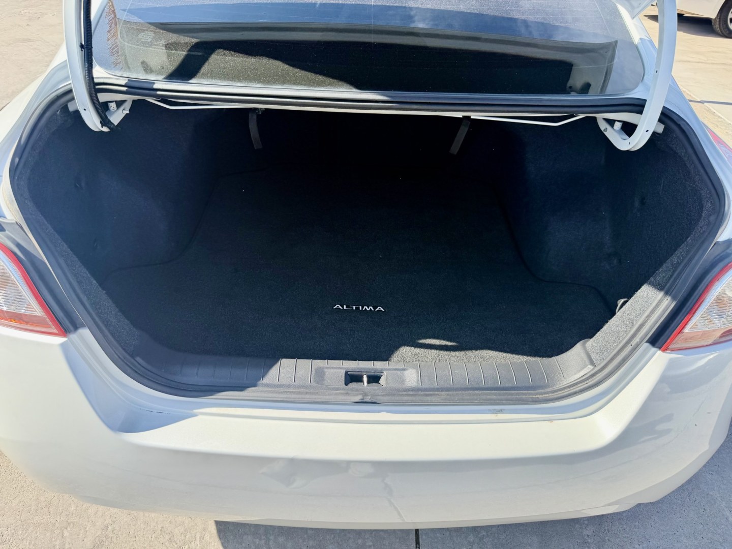 2013 White Nissan Altima 2.5 S (1N4AL3AP4DN) with an 2.5L L4 DOHC 16V engine, located at 2190 Hwy 95, Bullhead City, AZ, 86442, (928) 704-0060, 0.000000, 0.000000- Photo#5