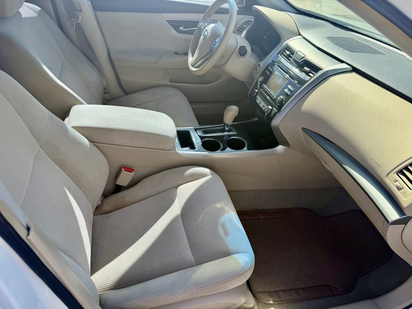 2013 White Nissan Altima 2.5 S (1N4AL3AP4DN) with an 2.5L L4 DOHC 16V engine, located at 2190 Hwy 95, Bullhead City, AZ, 86442, (928) 704-0060, 0.000000, 0.000000- Photo#7