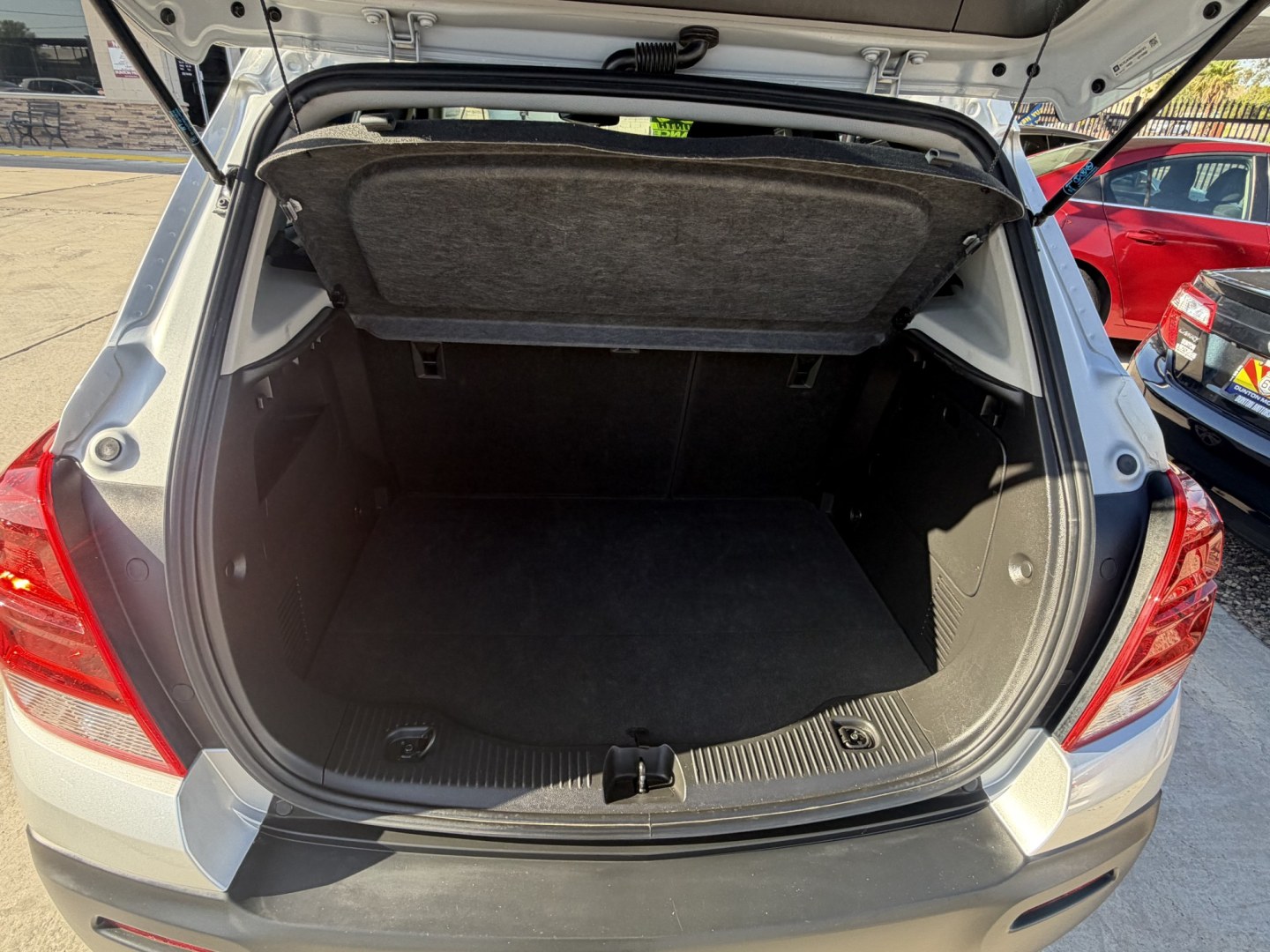 2016 silver Chevrolet Trax LS FWD (KL7CJKSB2GB) with an 1.4L L4 DOHC 16V engine, 6A transmission, located at 2190 Hwy 95, Bullhead City, AZ, 86442, (928) 704-0060, 0.000000, 0.000000- Photo#5