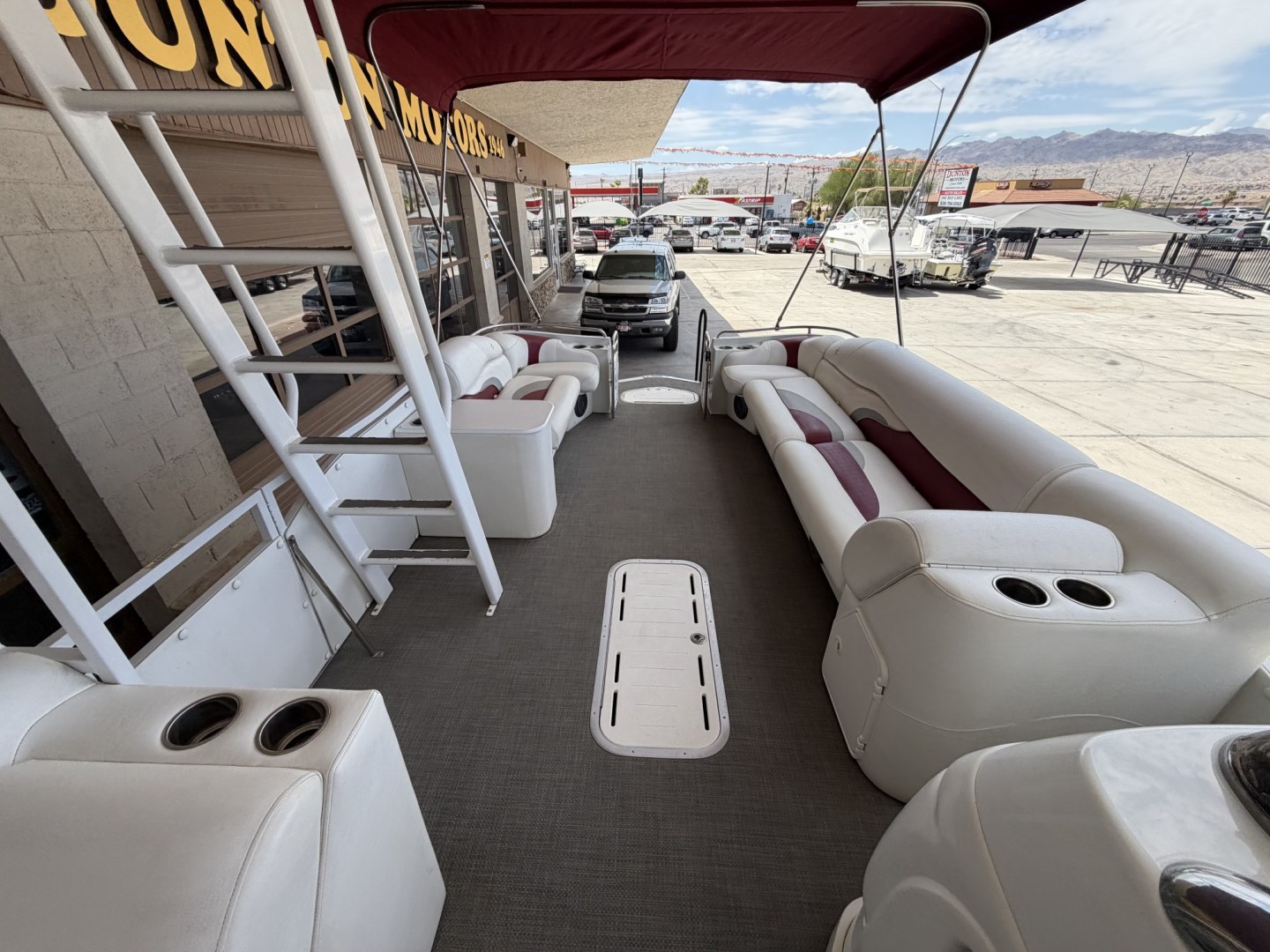 2014 silver JC 266 Tritoon Classic , located at 2190 Hwy 95, Bullhead City, AZ, 86442, (928) 704-0060, 0.000000, 0.000000 - On consigment. This super nice 26 ft Jc tritoon 266 Classic. 250 horspower 4 stroke honda engine. Hard top tower. runs and drives great. 2 owner. local boat. free and clear title. 315 hours on engine- Photo#14