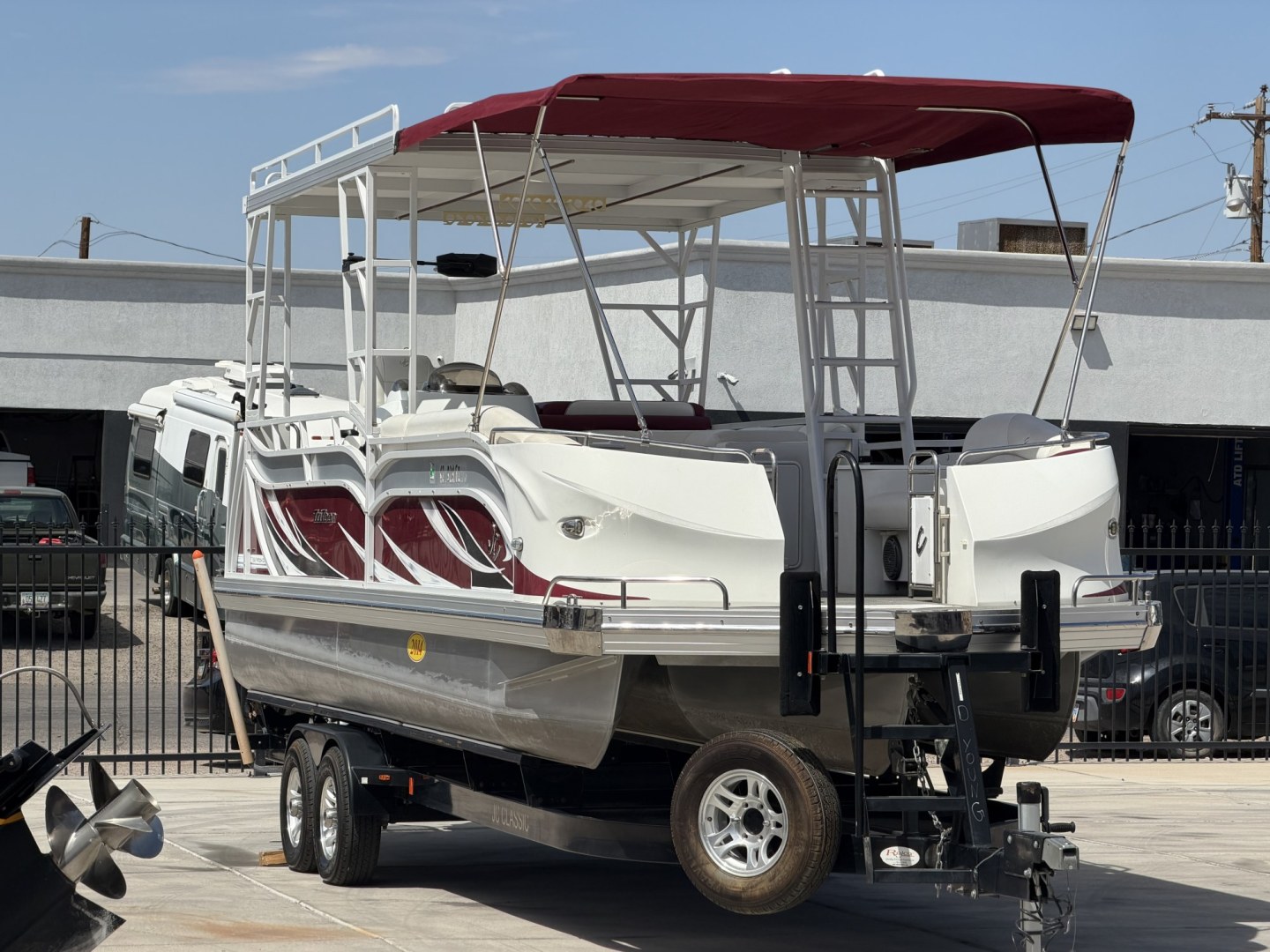 2014 silver JC 266 Tritoon Classic , located at 2190 Hwy 95, Bullhead City, AZ, 86442, (928) 704-0060, 0.000000, 0.000000 - On consigment. This super nice 26 ft Jc tritoon 266 Classic. 250 horspower 4 stroke honda engine. Hard top tower. runs and drives great. 2 owner. local boat. free and clear title. 315 hours on engine- Photo#17