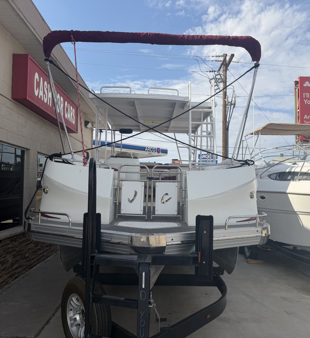 2014 silver JC 266 Tritoon Classic , located at 2190 Hwy 95, Bullhead City, AZ, 86442, (928) 704-0060, 0.000000, 0.000000 - On consigment. This super nice 26 ft Jc tritoon 266 Classic. 250 horspower 4 stroke honda engine. Hard top tower. runs and drives great. 2 owner. local boat. free and clear title.- Photo#2