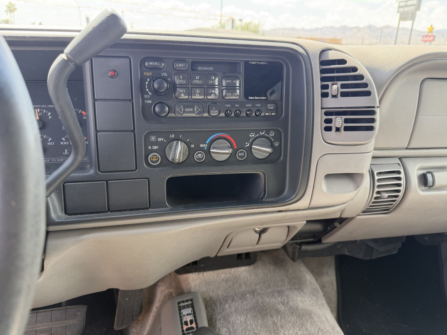 1998 White Chevrolet Tahoe 4-Door 4WD (1GNEK13R9WJ) with an 5.7L V8 OHV 16V engine, 4A OD transmission, located at 2190 Hwy 95, Bullhead City, AZ, 86442, (928) 704-0060, 0.000000, 0.000000- Photo#2
