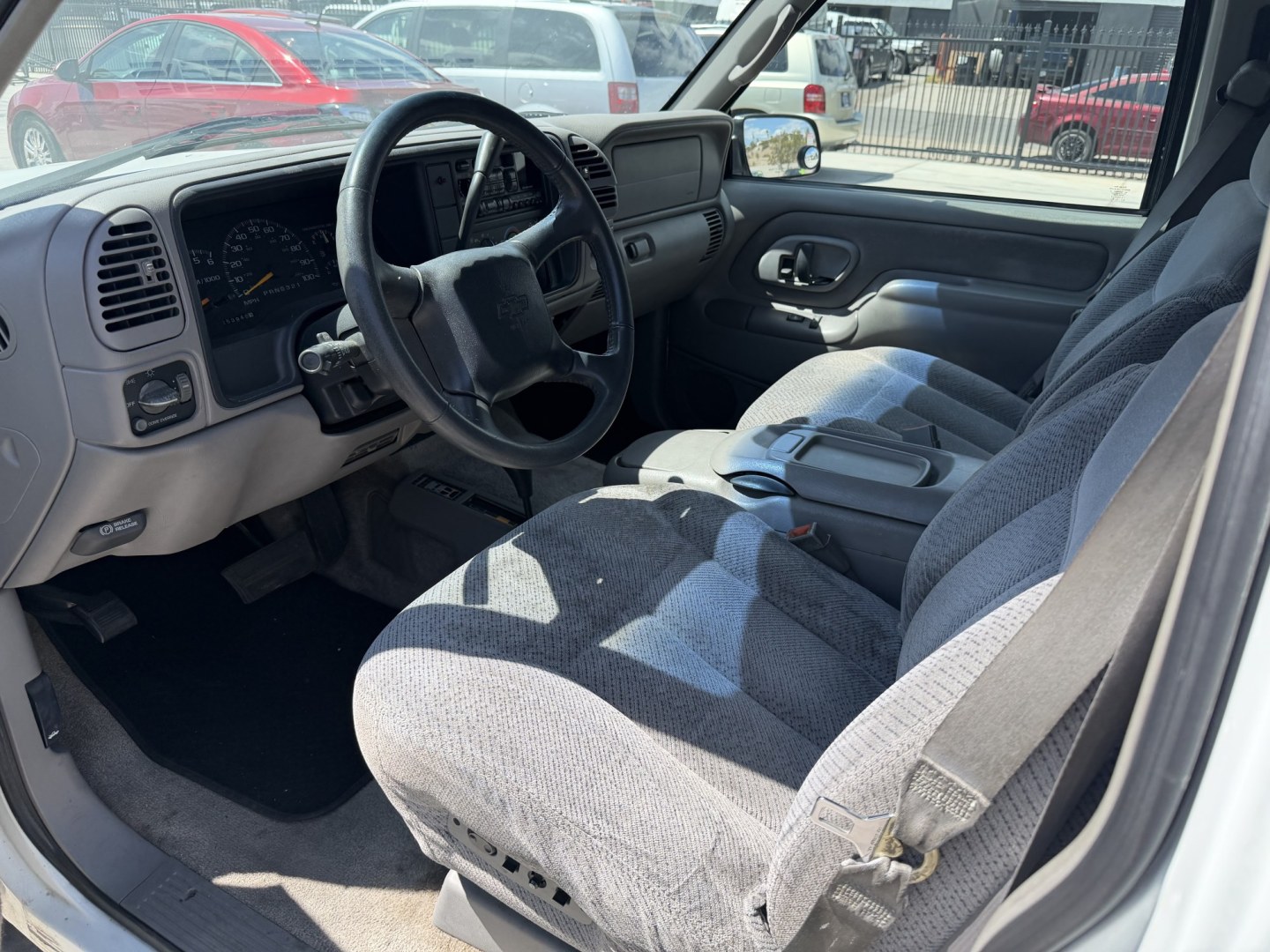 1998 White Chevrolet Tahoe 4-Door 4WD (1GNEK13R9WJ) with an 5.7L V8 OHV 16V engine, 4A OD transmission, located at 2190 Hwy 95, Bullhead City, AZ, 86442, (928) 704-0060, 0.000000, 0.000000- Photo#1