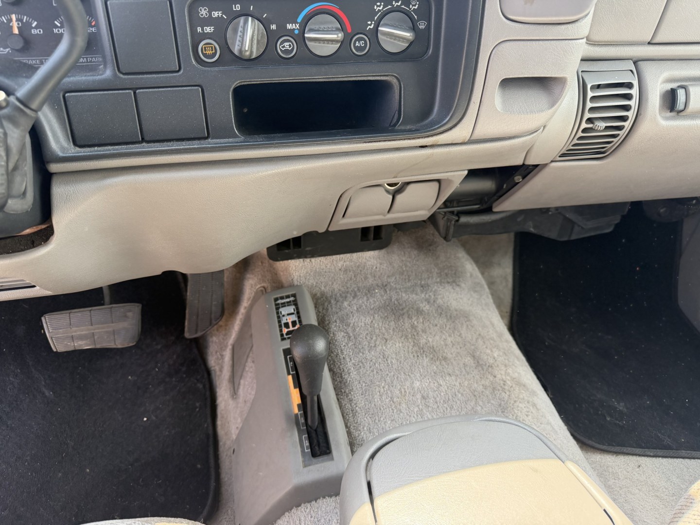1998 White Chevrolet Tahoe 4-Door 4WD (1GNEK13R9WJ) with an 5.7L V8 OHV 16V engine, 4A OD transmission, located at 2190 Hwy 95, Bullhead City, AZ, 86442, (928) 704-0060, 0.000000, 0.000000- Photo#3