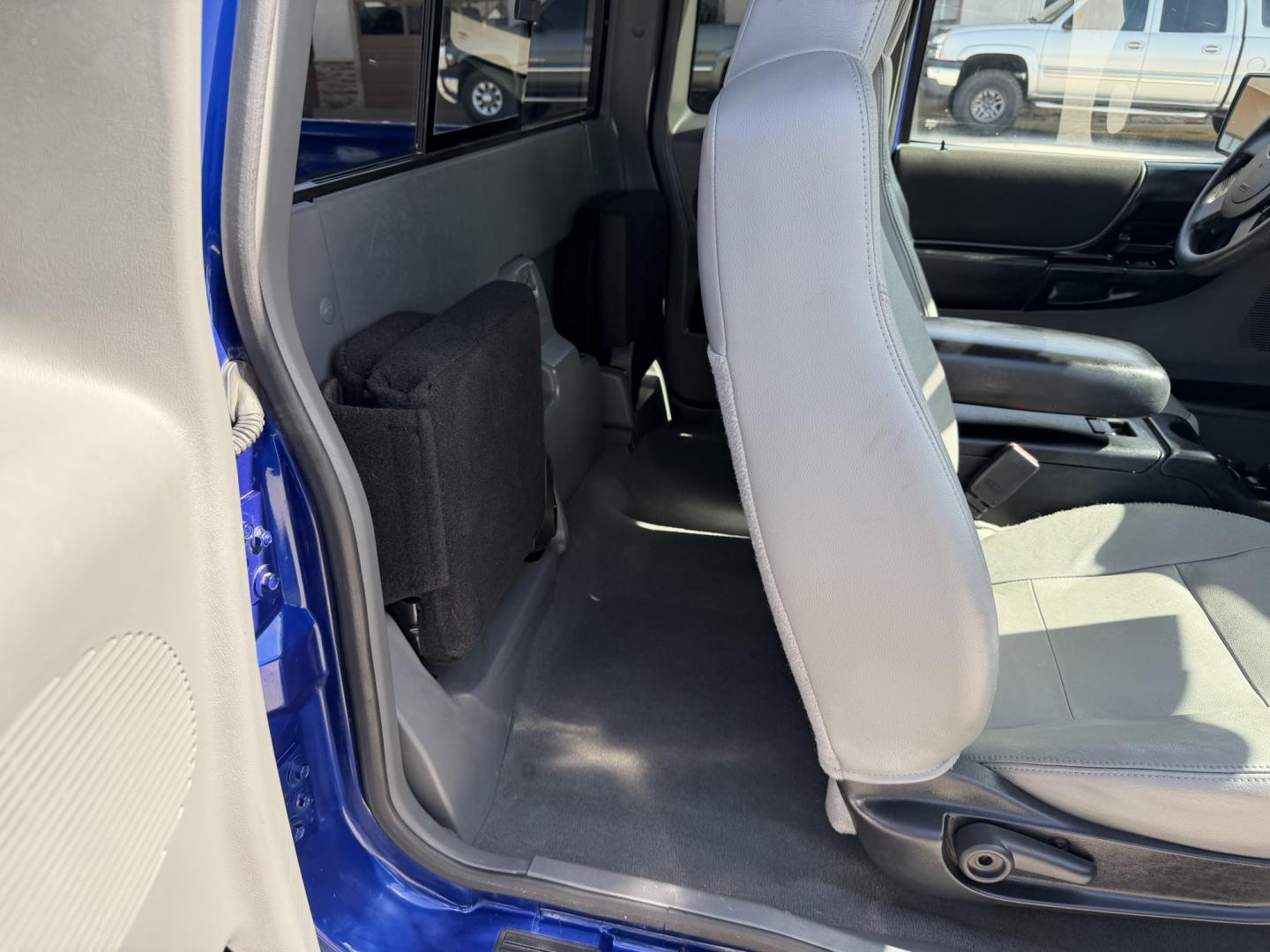 2006 Blue Ford Ranger XLT 4x4 , located at 2190 Hwy 95, Bullhead City, AZ, 86442, (928) 704-0060, 0.000000, 0.000000 - 2006 Ford Ranger XLT. automatic 4x4 . power windows, locks. cold a/c tow package running boards. 146k.- Photo#9
