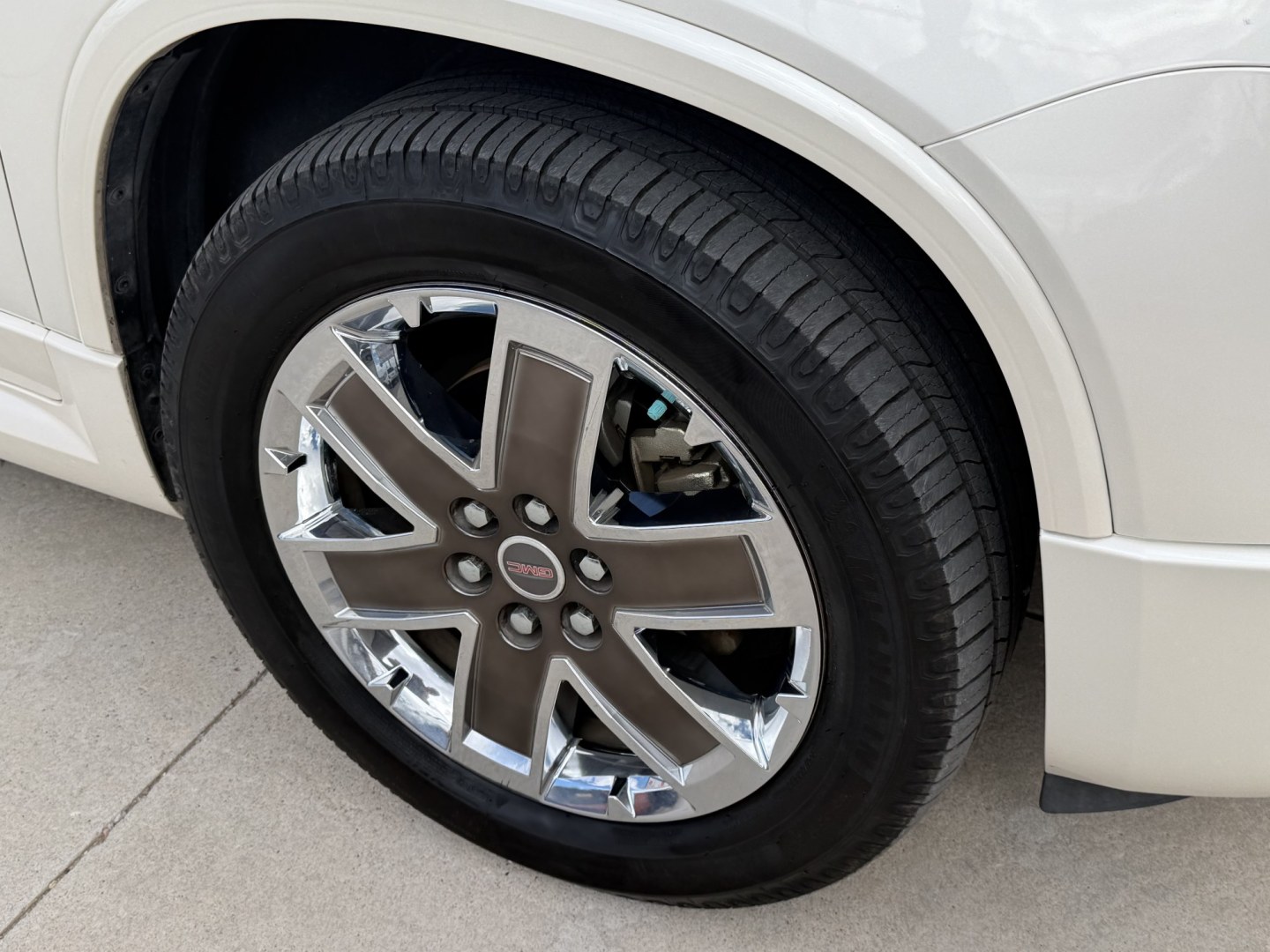2012 White GMC Acadia Denali FWD (1GKKRTED4CJ) with an 3.6L V6 DOHC 24V engine, 6A transmission, located at 2190 Hwy 95, Bullhead City, AZ, 86442, (928) 704-0060, 0.000000, 0.000000 - 2012 GMC Acadia Denali. fully loaded .3rd row leatherk moonroof, backup camera, bluetooth, dual rear tv's with dvd player. michelin tires. completely serviced. In house financing available. loaded we finance. Free carfax, free warranty.- Photo#4