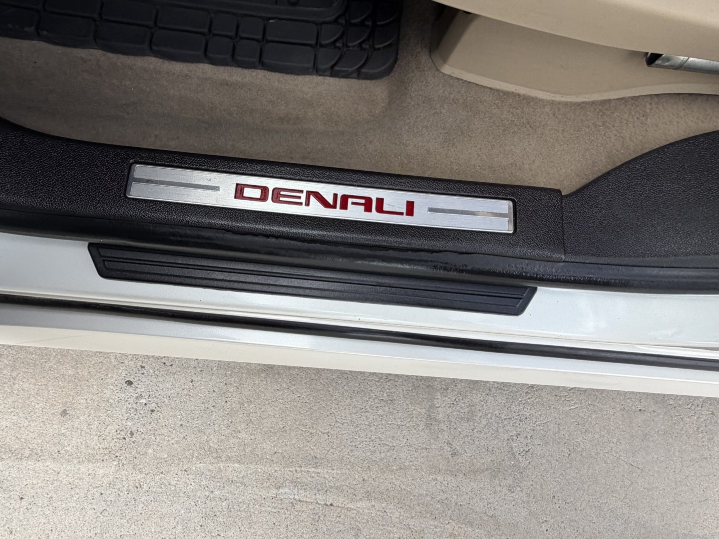 2012 White GMC Acadia Denali FWD (1GKKRTED4CJ) with an 3.6L V6 DOHC 24V engine, 6A transmission, located at 2190 Hwy 95, Bullhead City, AZ, 86442, (928) 704-0060, 0.000000, 0.000000 - 2012 GMC Acadia Denali. fully loaded .3rd row leatherk moonroof, backup camera, bluetooth, dual rear tv's with dvd player. michelin tires. completely serviced. In house financing available. loaded we finance. Free carfax, free warranty.- Photo#13